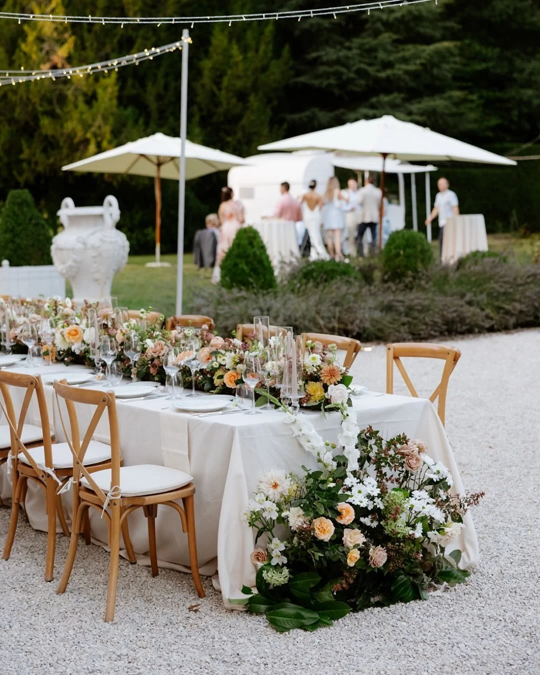 A dreamy ch&acirc;teau wedding in the South of France, where every moment feels effortlessly elegant and full of emotion.
As a wedding photographer in France, I love capturing these intimate stories surrounded by history, warm light and breathtaking 