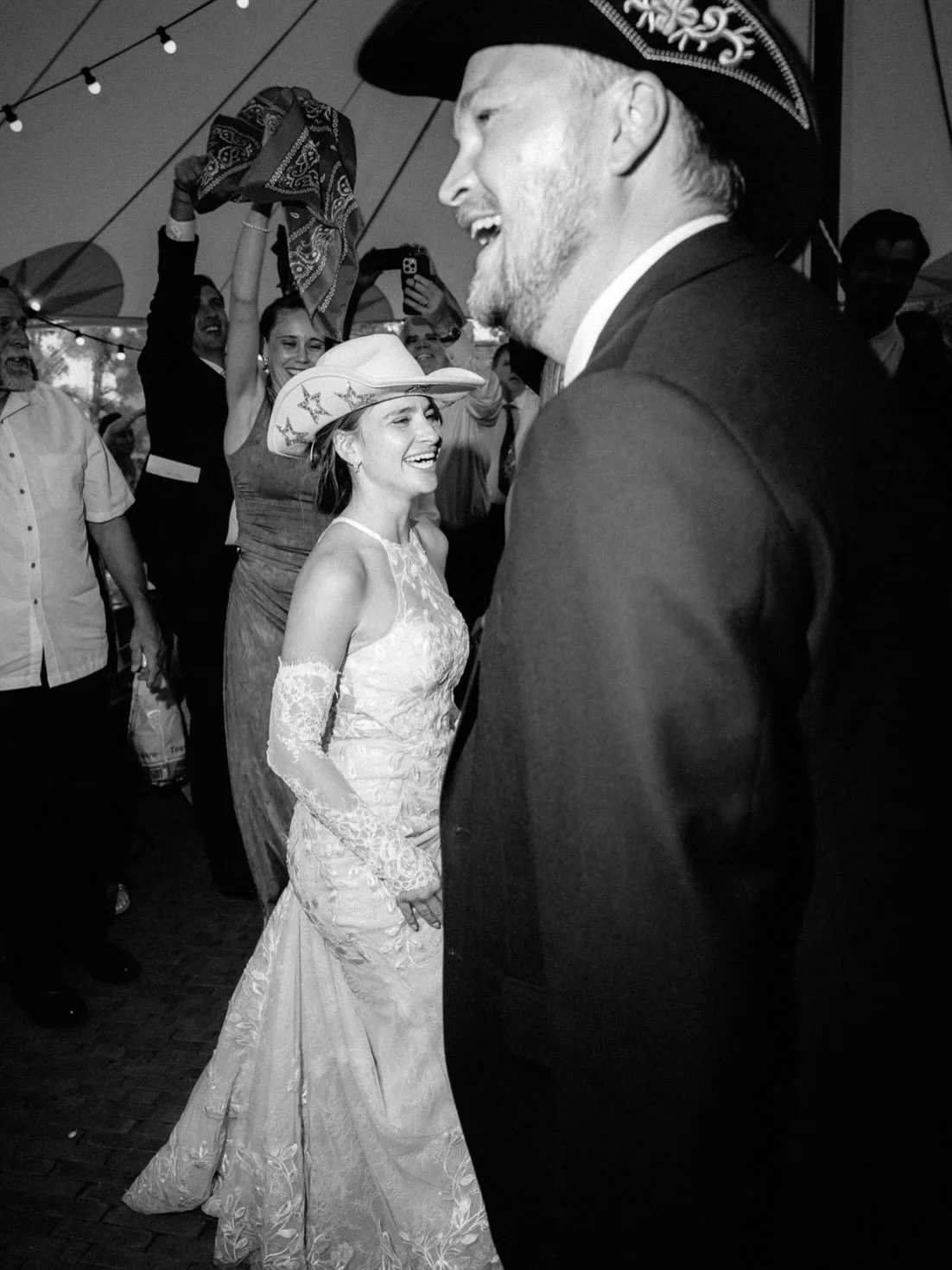 They brought the American spirit all the way to their wedding in the French countryside and turned it into an unforgettable celebration 🍸

This is what I love most about multicultural weddings in France: different worlds meeting, traditions mixing, 