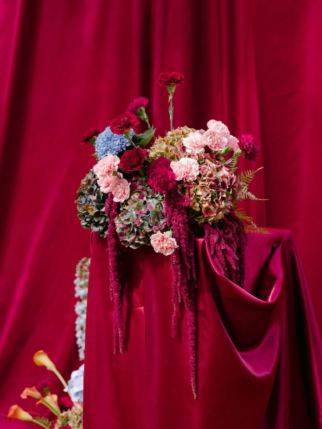 A modern wedding in the South of France, where bold design meets heartfelt love ✨
At Domaine de Perrotin, my mission was to highlight the stunning modern wedding design imagined by Charlotte Poesie, and what a vision it was.

R &amp; M, love from the