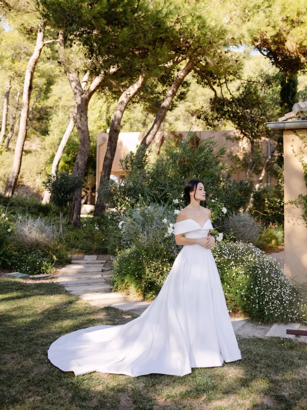 As a provence wedding photographer, I always find the light of south of France, truly magical. It created that effortless, luminous atmosphere for this truly special wedding ✨

The morning unfolded with a sense of calm and joy. Both of them were incr