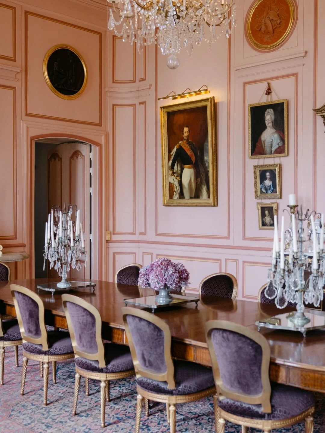 I think by now you all know how much I love ch&acirc;teaux. I truly enjoy capturing every detail and the atmosphere of the places I&rsquo;ve been lucky enough to visit. Before sharing the photos from this incredible wedding, I wanted to show you the 