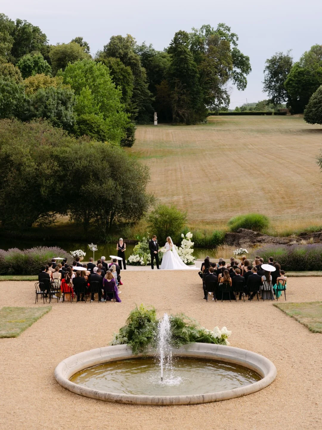 A beautiful photography recap of an American wedding at one of my favorite French ch&acirc;teaux : Ch&acirc;teau du Grand-Luc&eacute; ✨

What I loved most about this celebration was the contrast between the grandeur of the setting and the incredibly 