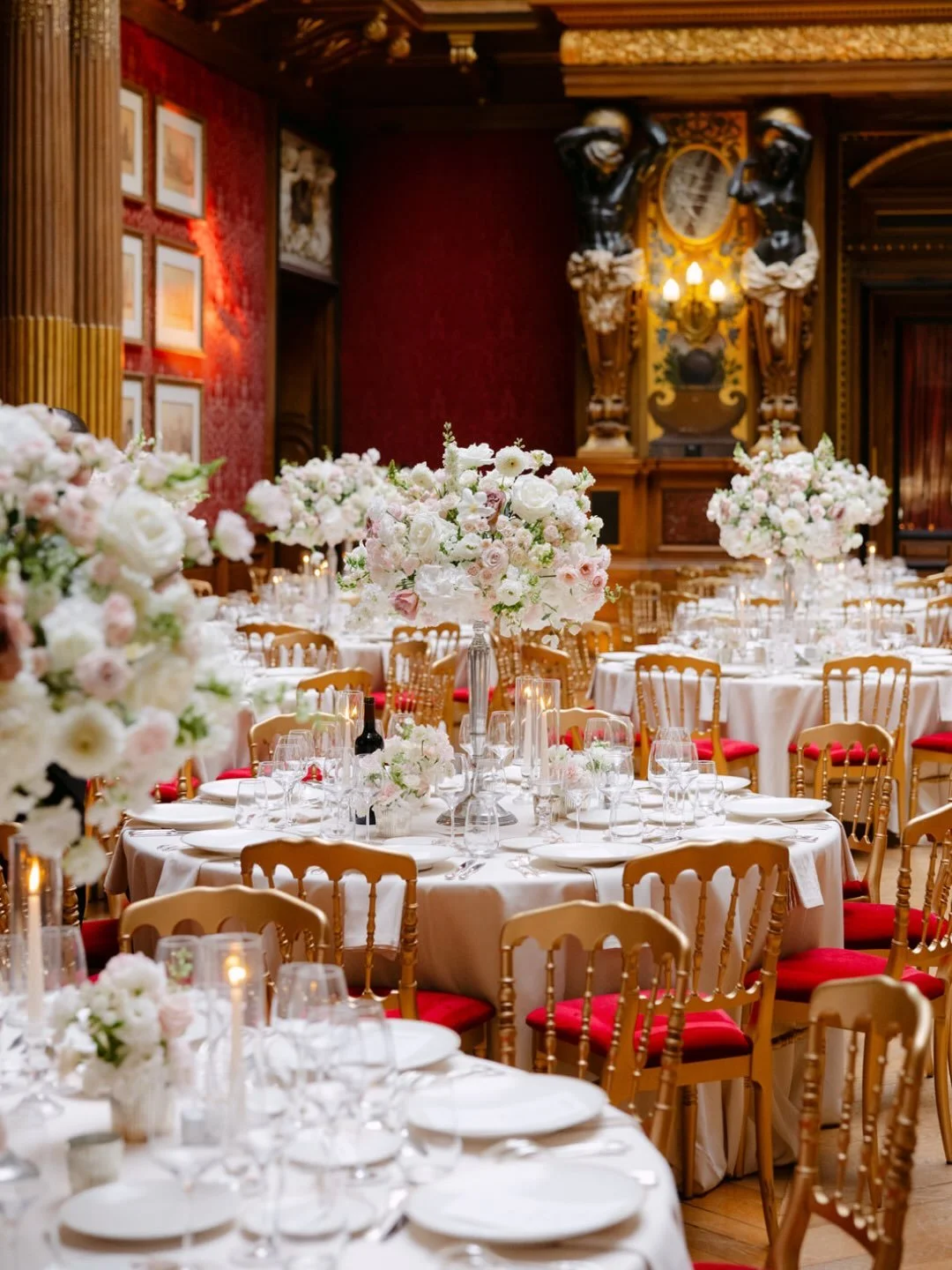 I love photographing wedding d&eacute;cor that feels elegant, thoughtful and full of personality. Beautiful florals, refined tablescapes, soft candlelight, rich textures and all those little details that make a celebration feel truly unique.

For me,