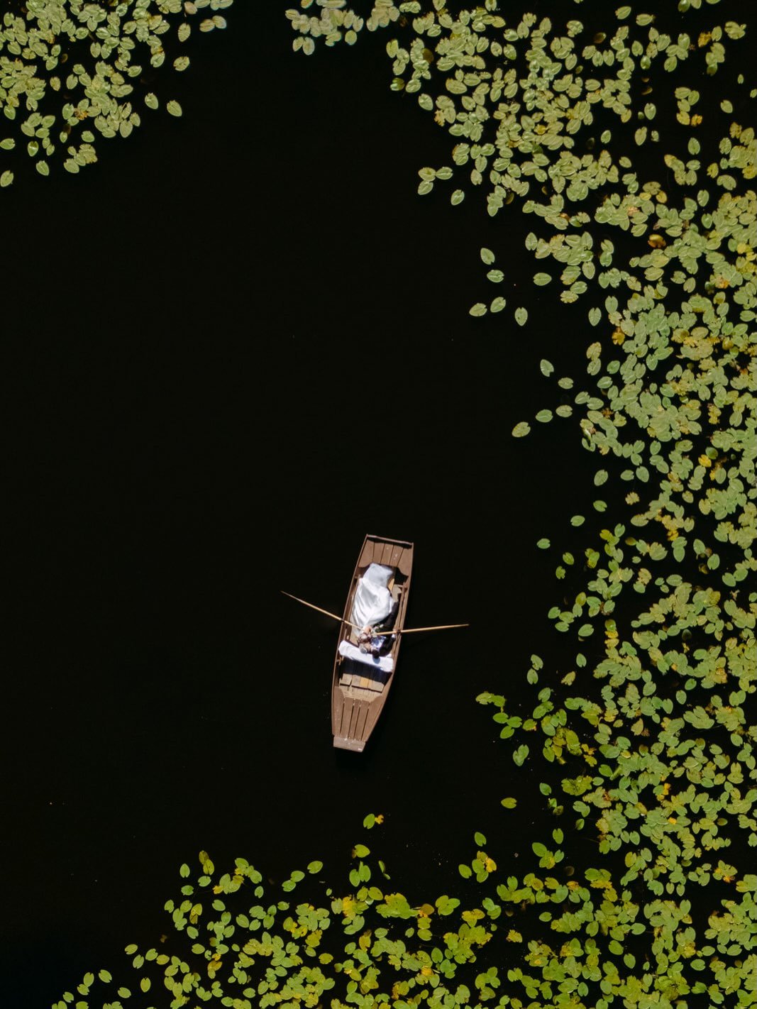 A fairytale wedding in Brittany, inspired by the dreamy world of Monet. 

A quiet boat, a peaceful lake, and two newlyweds floating through the landscape. From above, the scene almost feels unreal, somewhere between a photograph and an Impressionist 