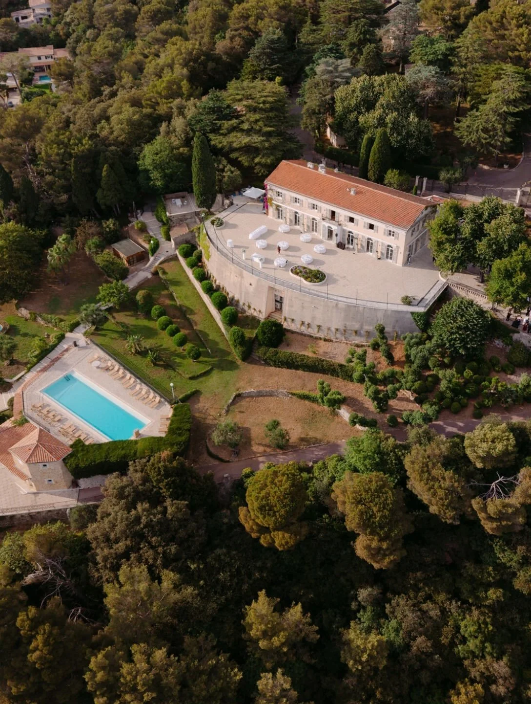 A wedding reception with one of the most breathtaking view of the French Riviera at Domaine de Mont Leuze. ✨
And what a party 💃

Venue: @montleuze
Videographer: @luanwedding
Photographer: @lagantweddings
Florist: @bloomfleuriste_event
Hair: @kasia_f