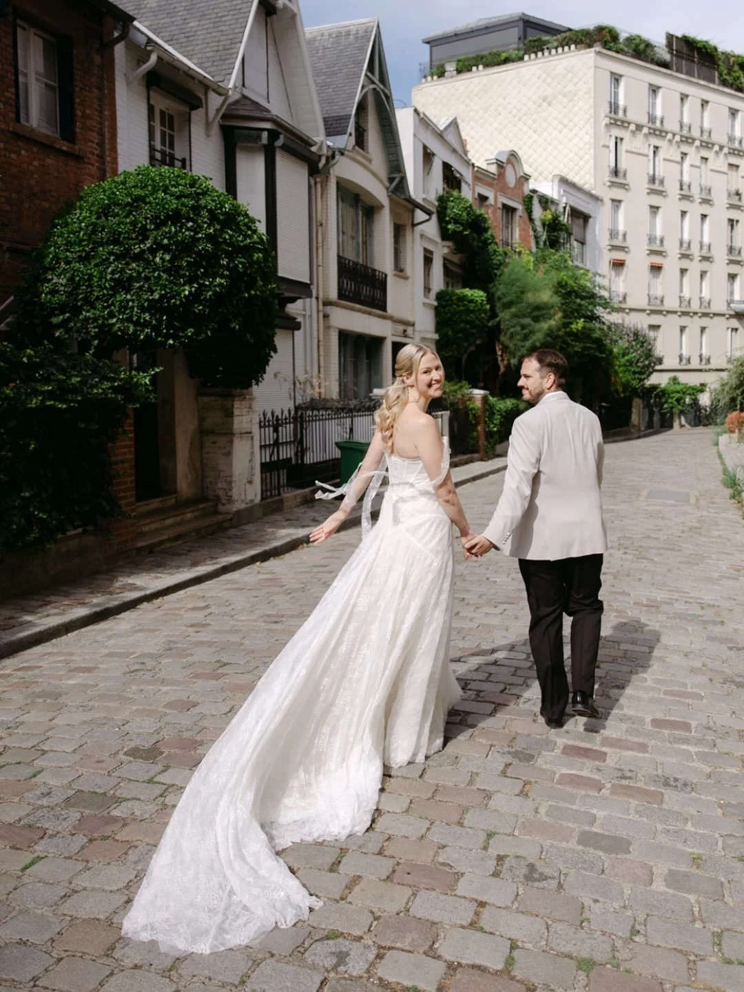 From England to Paris, a wedding day written with parisian magic.

Getting married in Montmartre is already romantic in itself. But slipping away for a few moments to capture your love through its winding streets is something truly magical.
I adore t