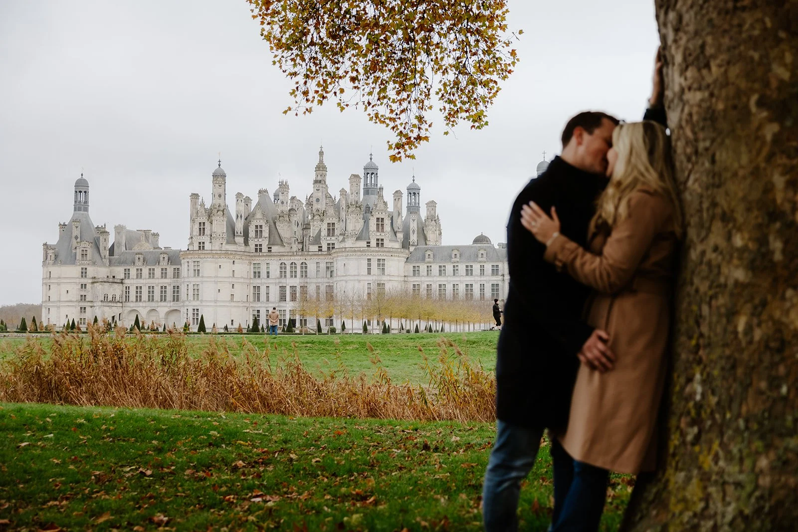 marriage-proposal-in-front-of-chateau-de-chambord-00016.jpg