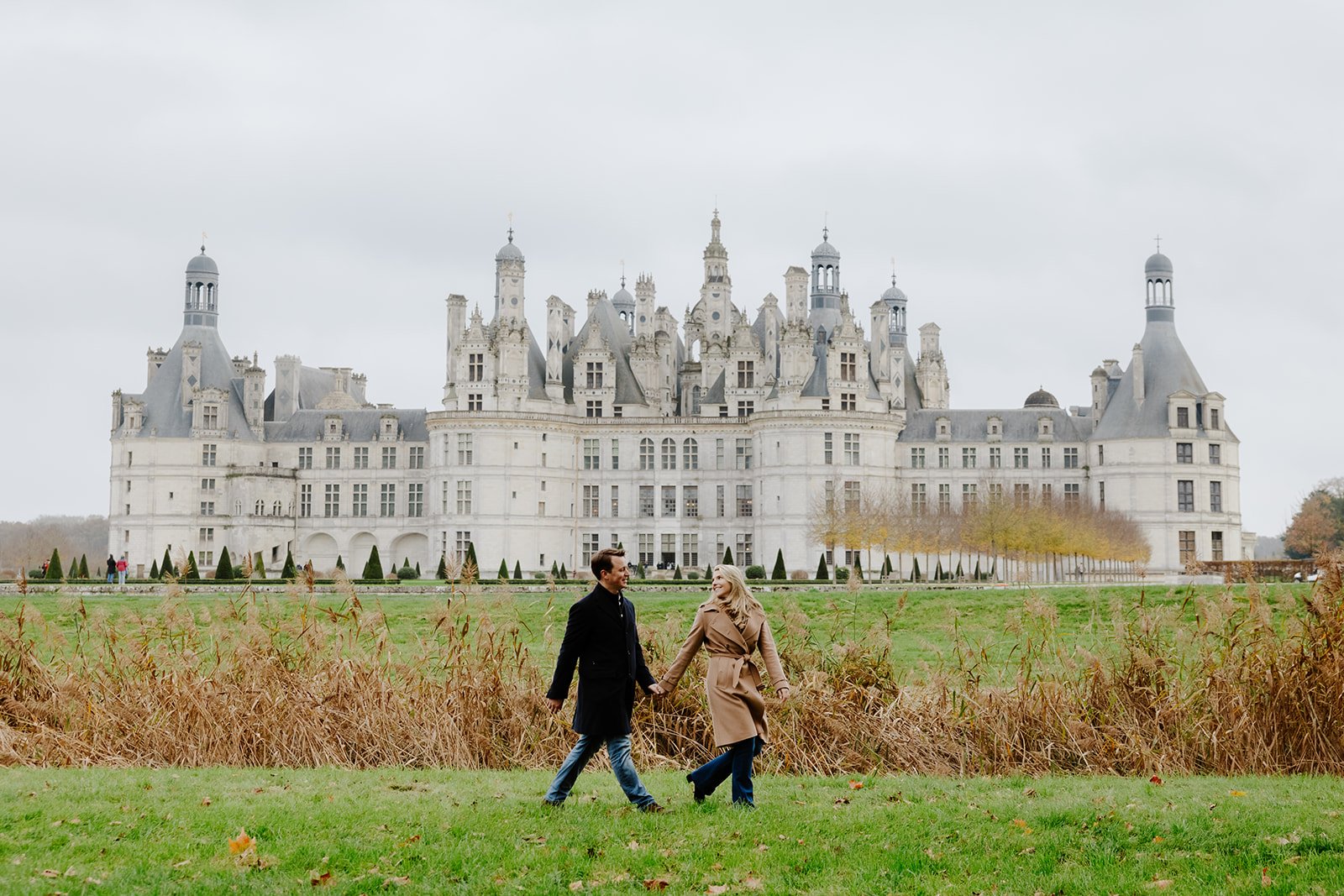marriage-proposal-in-front-of-chateau-de-chambord-00019.jpg
