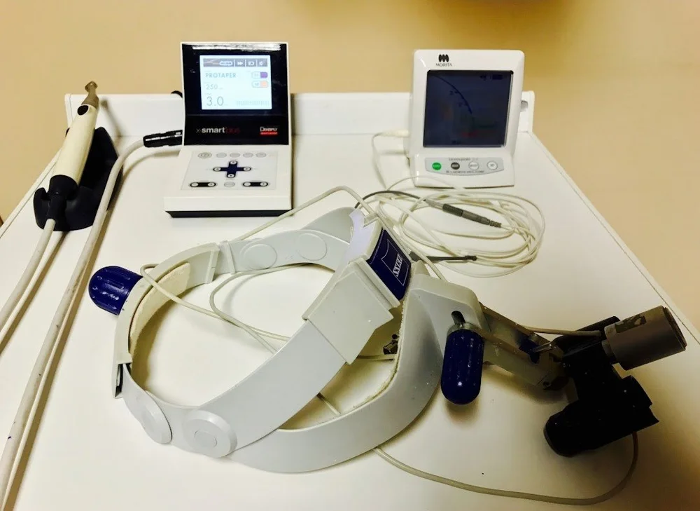 Microscopio operatorio impiegato nei trattamenti di endodonzia presso lo Studio Lo Giudice a Messina