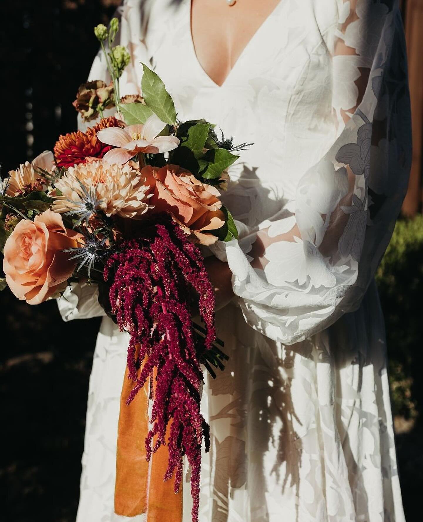 This might be my favorite bouquet we did in 2023. I can&rsquo;t stop looking at it 🫶🏼

📷: @megan_malmquistphoto