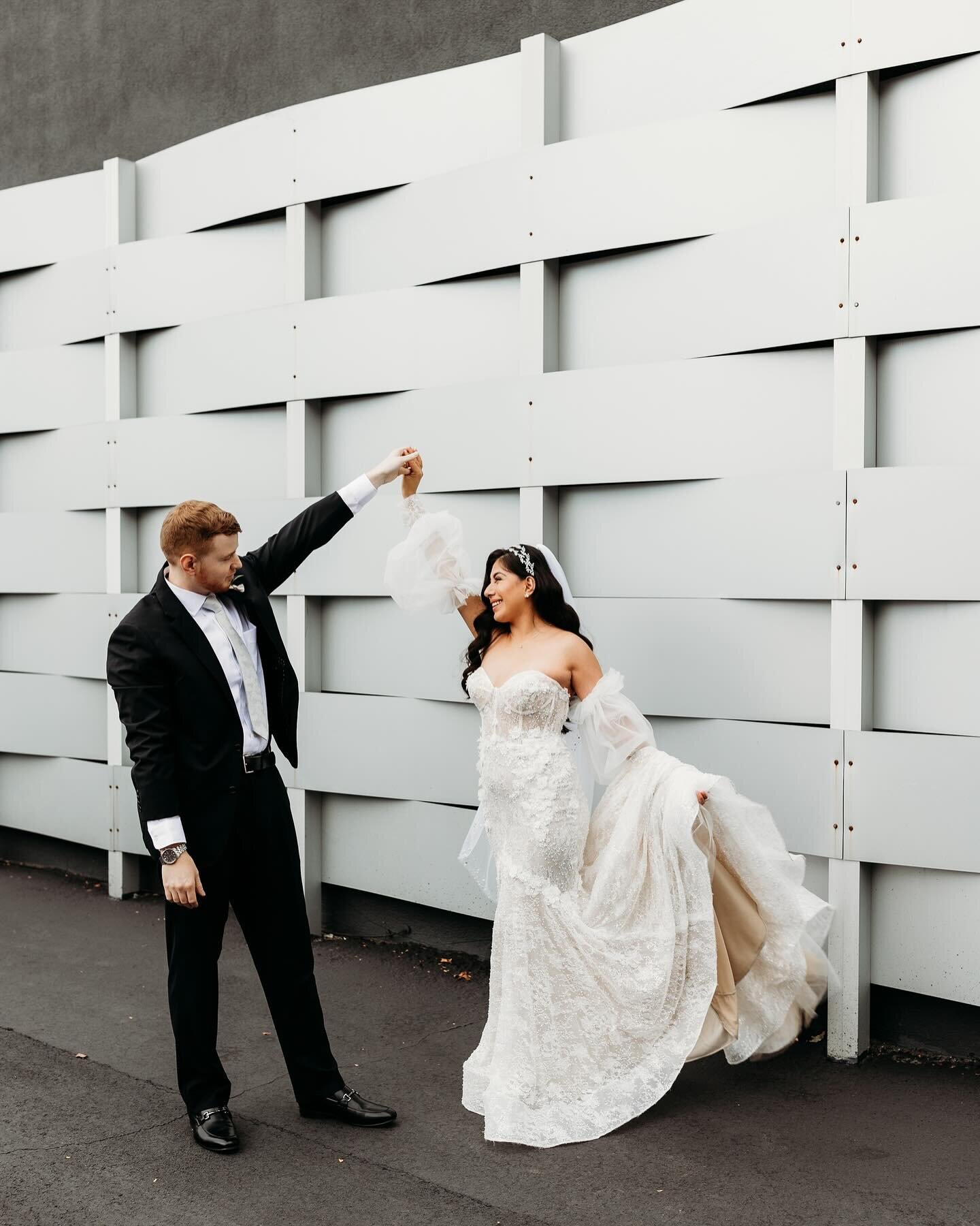 These two 🖤 Love all the fun photo opportunities downtown around @600eastevents You can get 4-5 completely different backdrops within walking distance for gorgeous variety in your gallery! 

📷: @marissawileyphoto