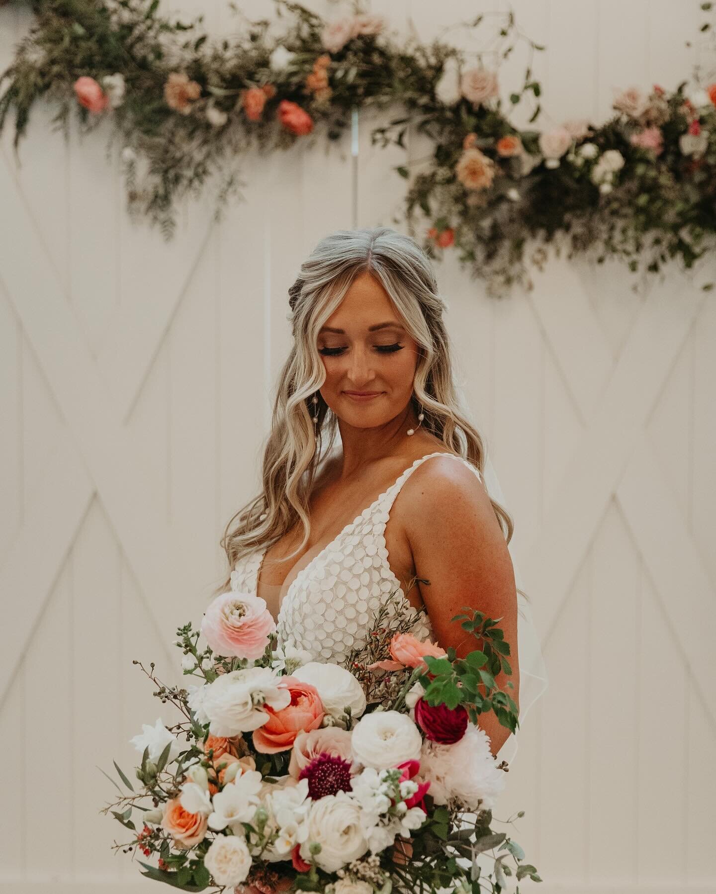 Happy First Day of Spring! 🌸 

AKA #weddingseason 🙌🏼

Comment 💍 below if you&rsquo;re a spring 24 bride! 

Photo: @itsannieryan 
Venus: @the_sixpence 
Floral: @mollyandmyrtle 
Coordination: @thoughtfullydesignedco 

⁣
.⁣
.⁣
.⁣
.⁣
.⁣
#bouquet #bri