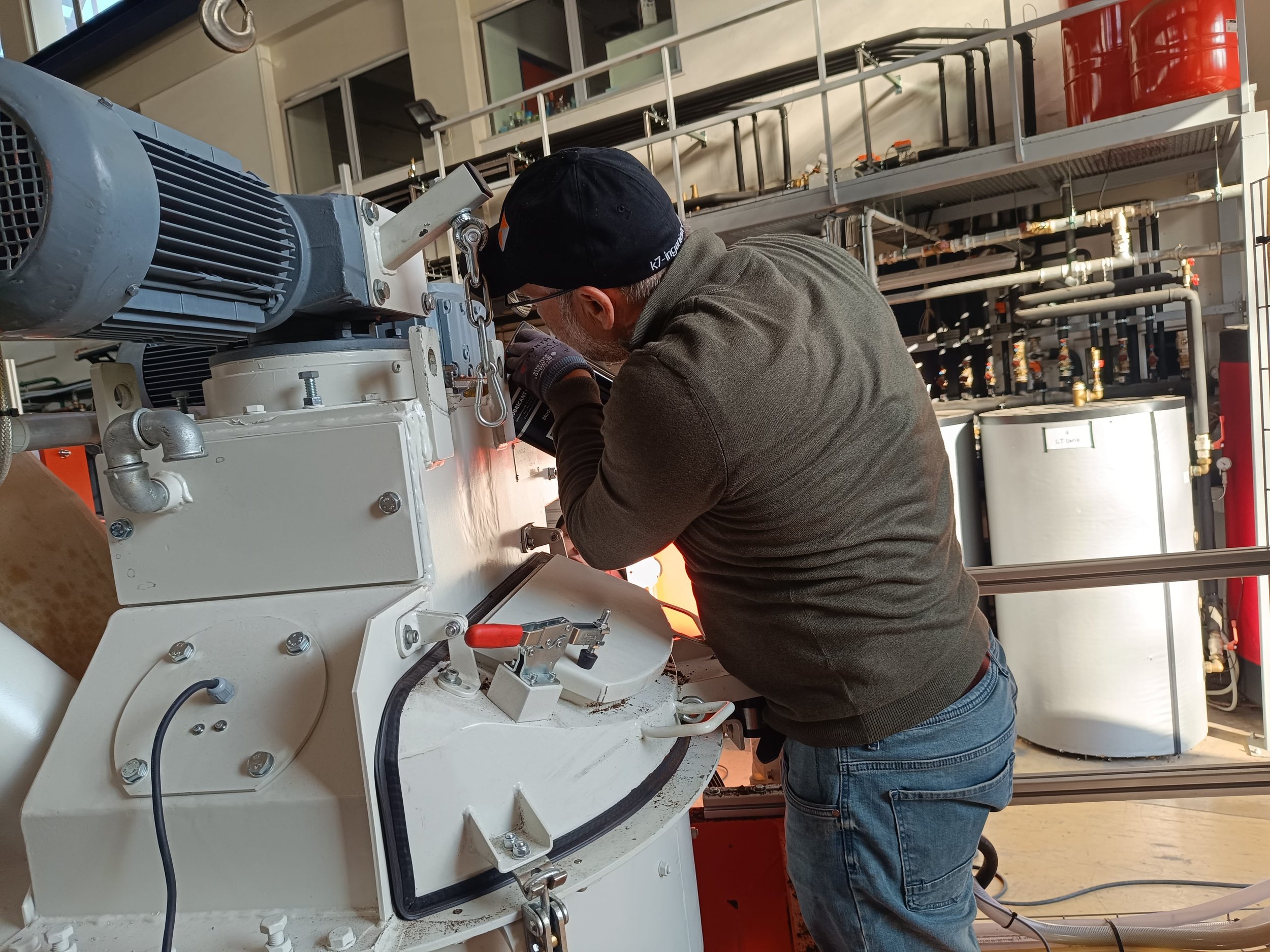 KARZ mobile plant - Lubricant application.jpg