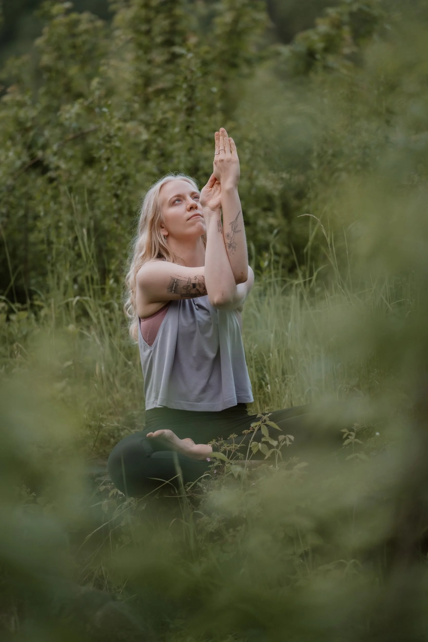 Leona Roes praktiziert Somatic Yoga in der Natur und verbindet achtsame Bewegung mit Körperbewusstsein.