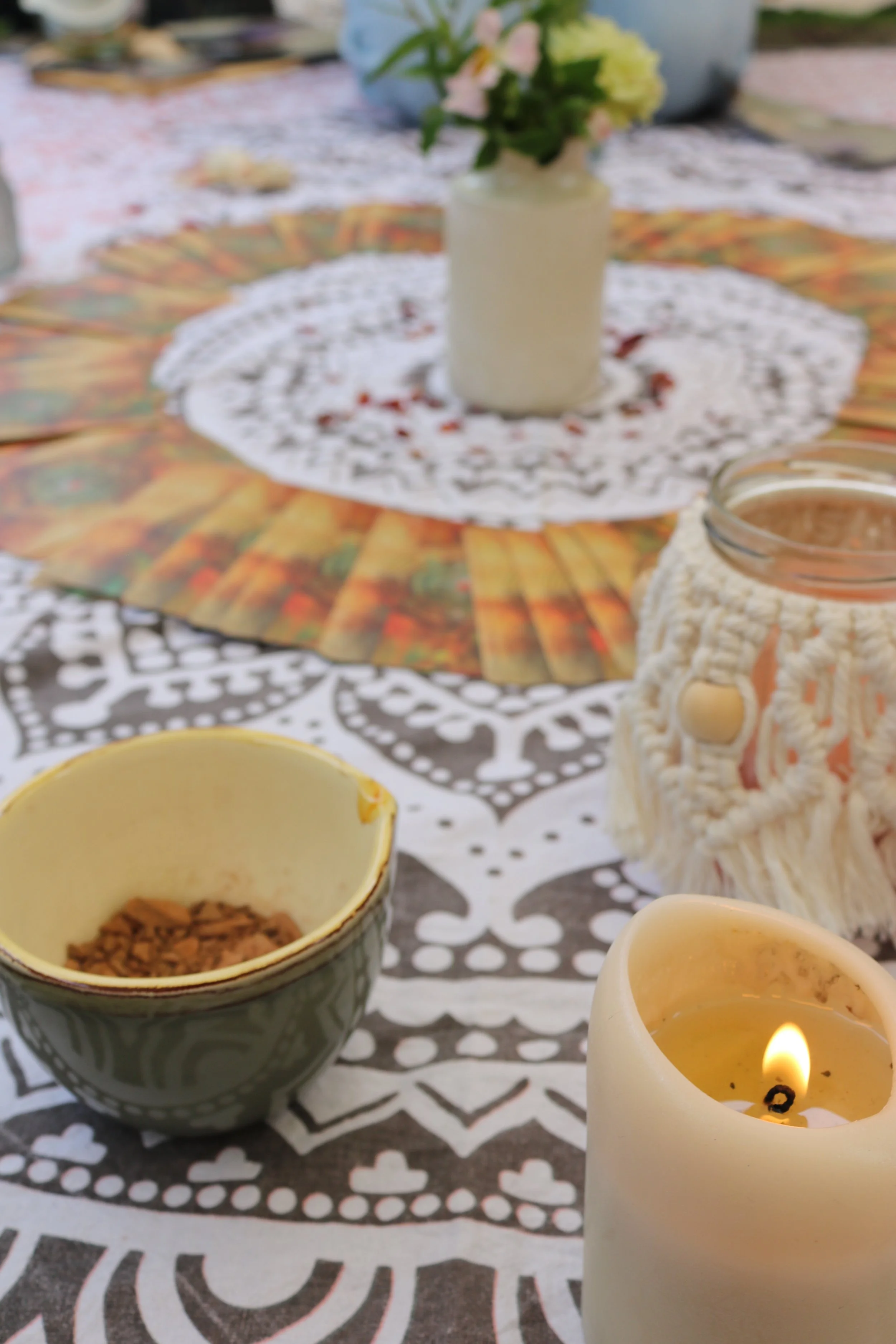 Vorbereiteter Raum für einen Cacao Circle mit Kerzen, Blumen und zeremoniellem Kakao.