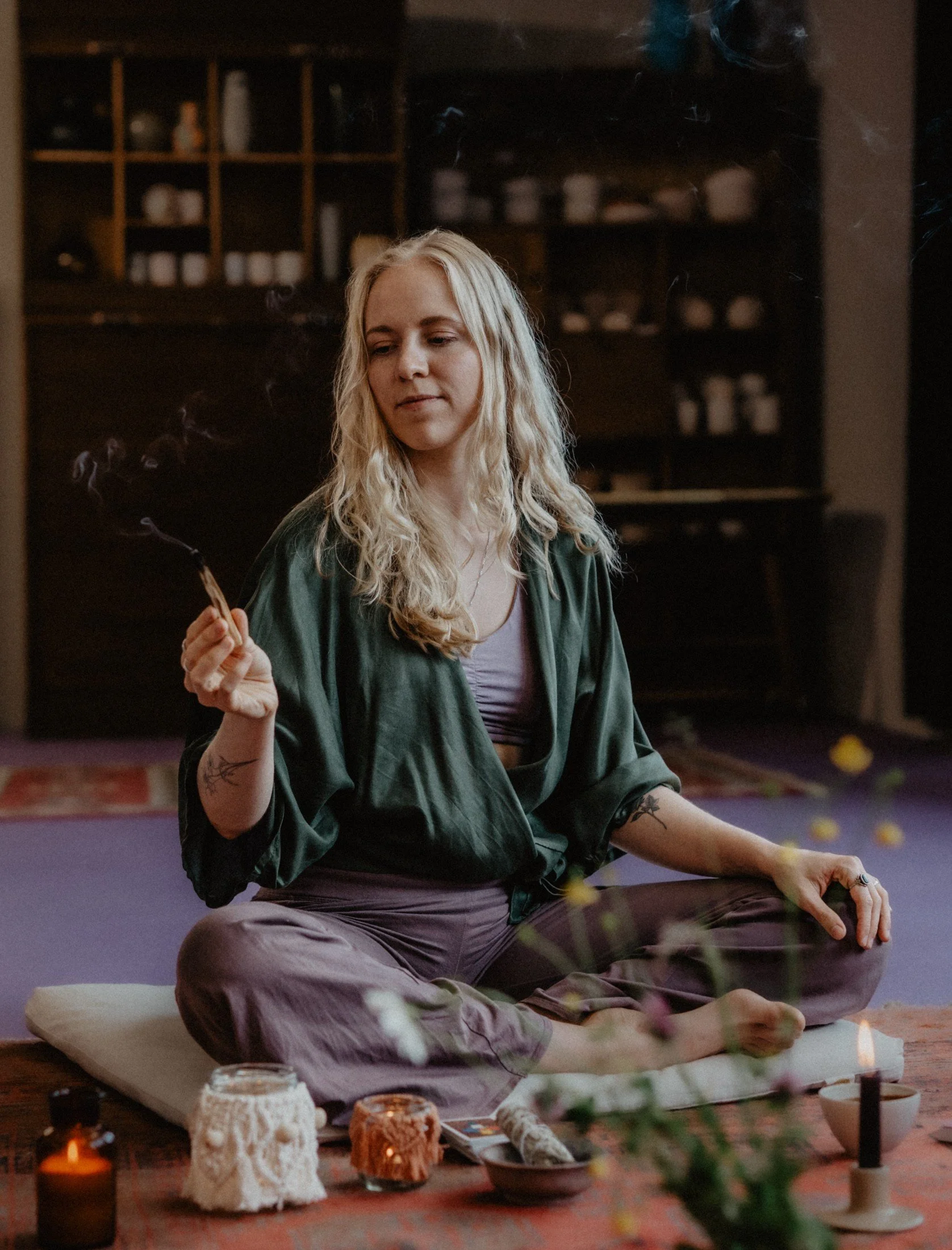 Leona räuchert mit Palo Santo während eines Cacao Circles im Westerwald.