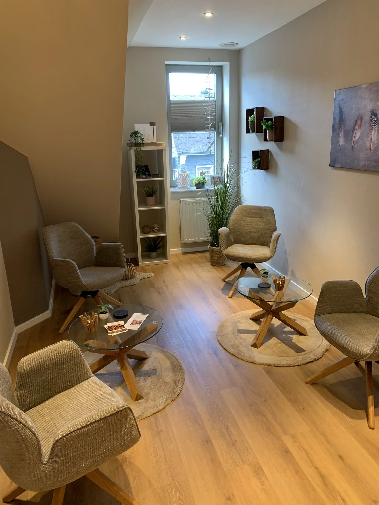 Wartebereich der Praxis für körperorientiertes Coaching und Craniosacrale Osteopathie in Hamm (Sieg).