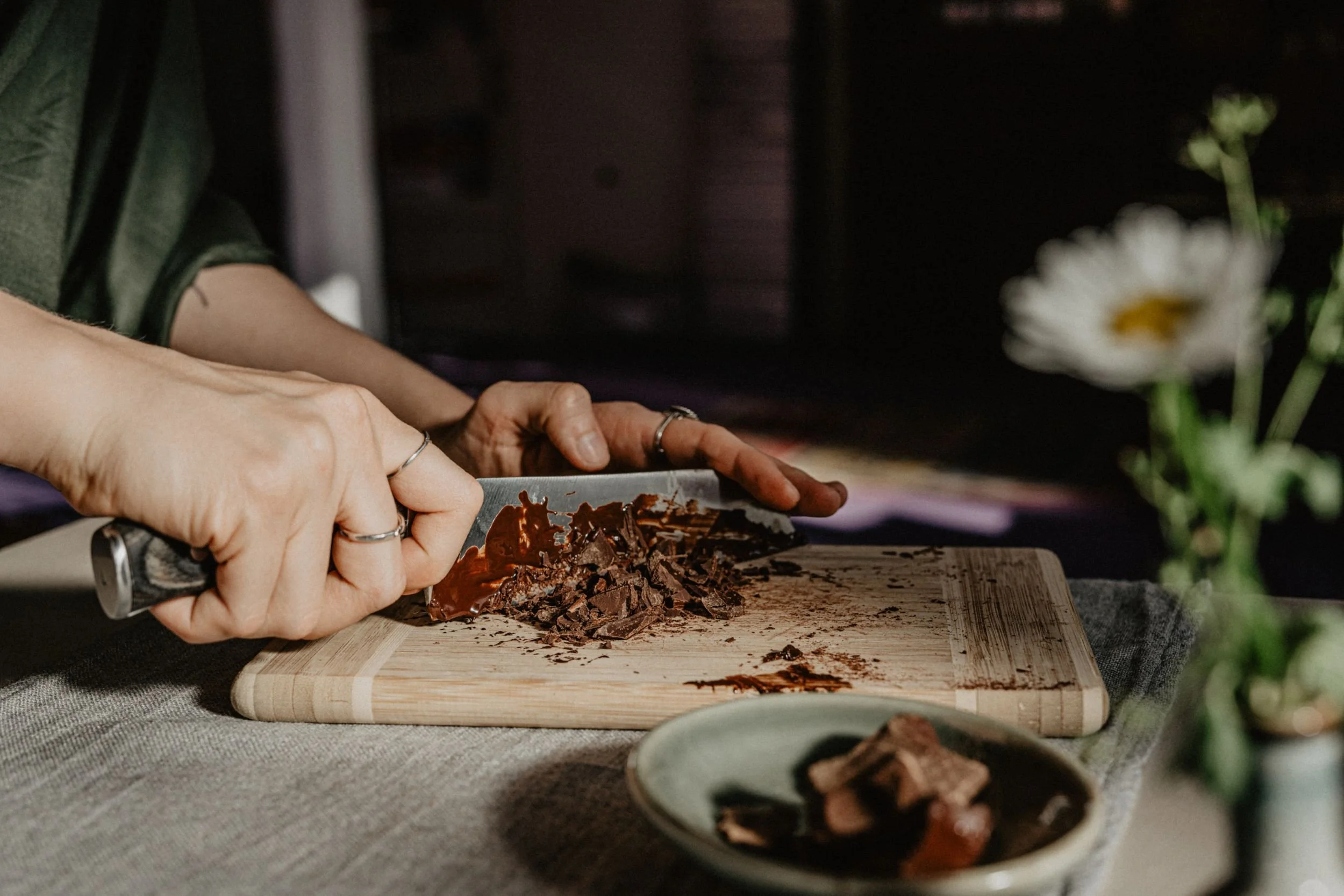 Ritual-Kakao wird auf einem Holzbrett gehackt, in Vorbereitung auf einen Cacao Circle im Westerwald.