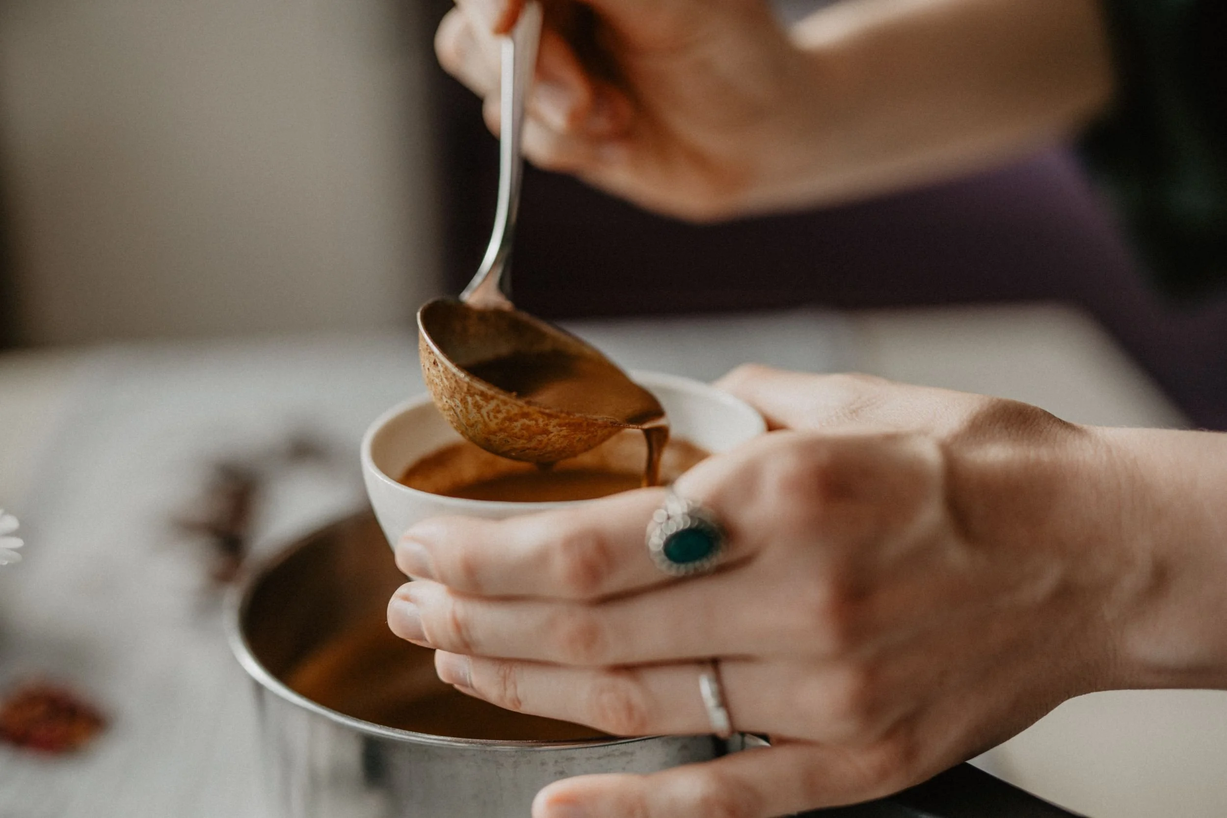 Tasse mit zeremoniellem Kakao bei einem Cacao Circle im Westerwald.