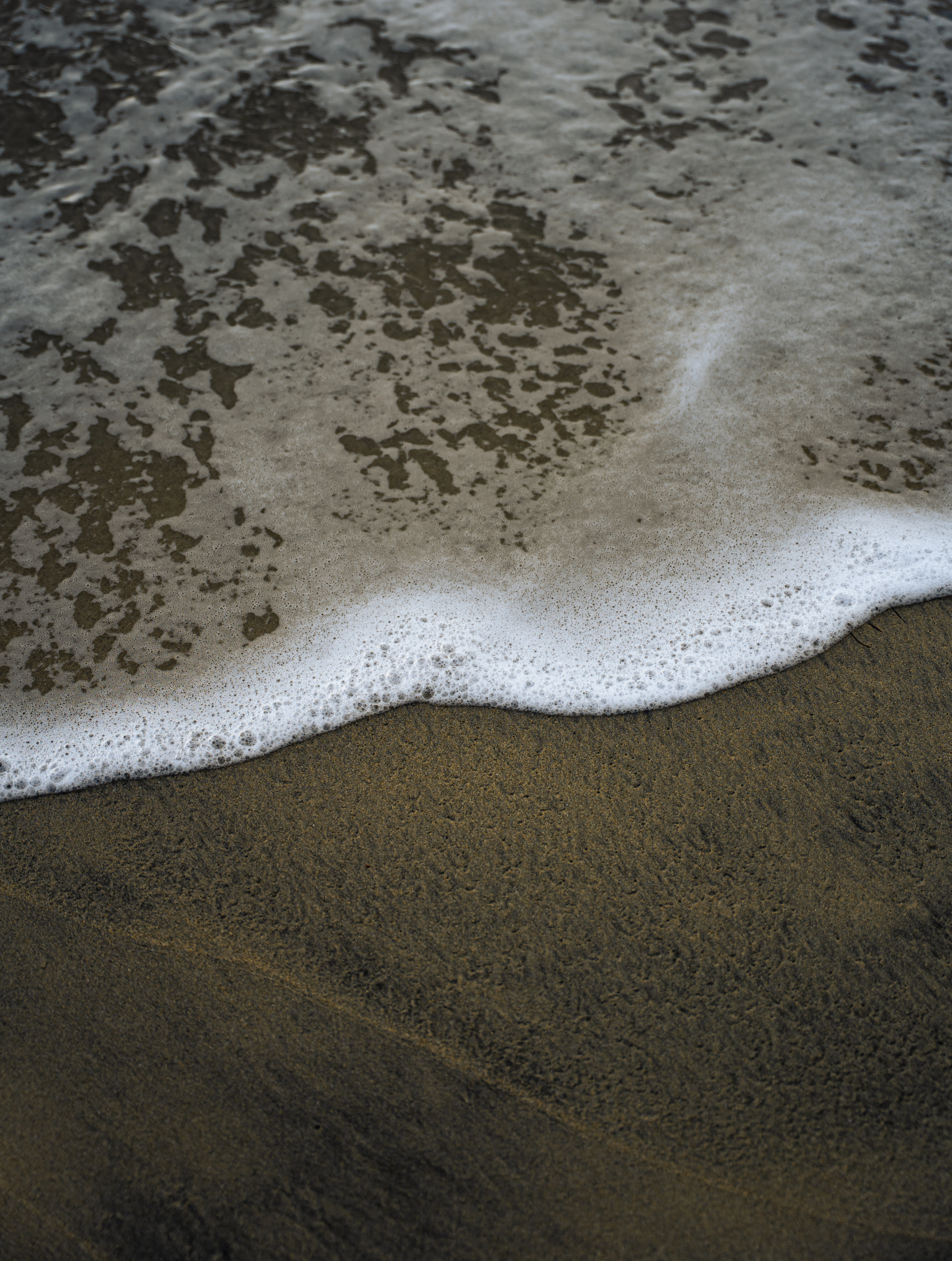 Sanfte Wellen auf Sandstrand