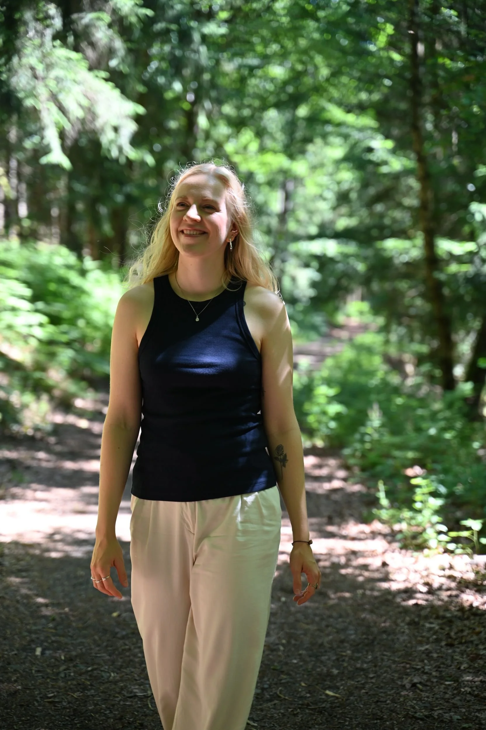 Leona Roes geht durch einen Wald im Westerwald spazieren.