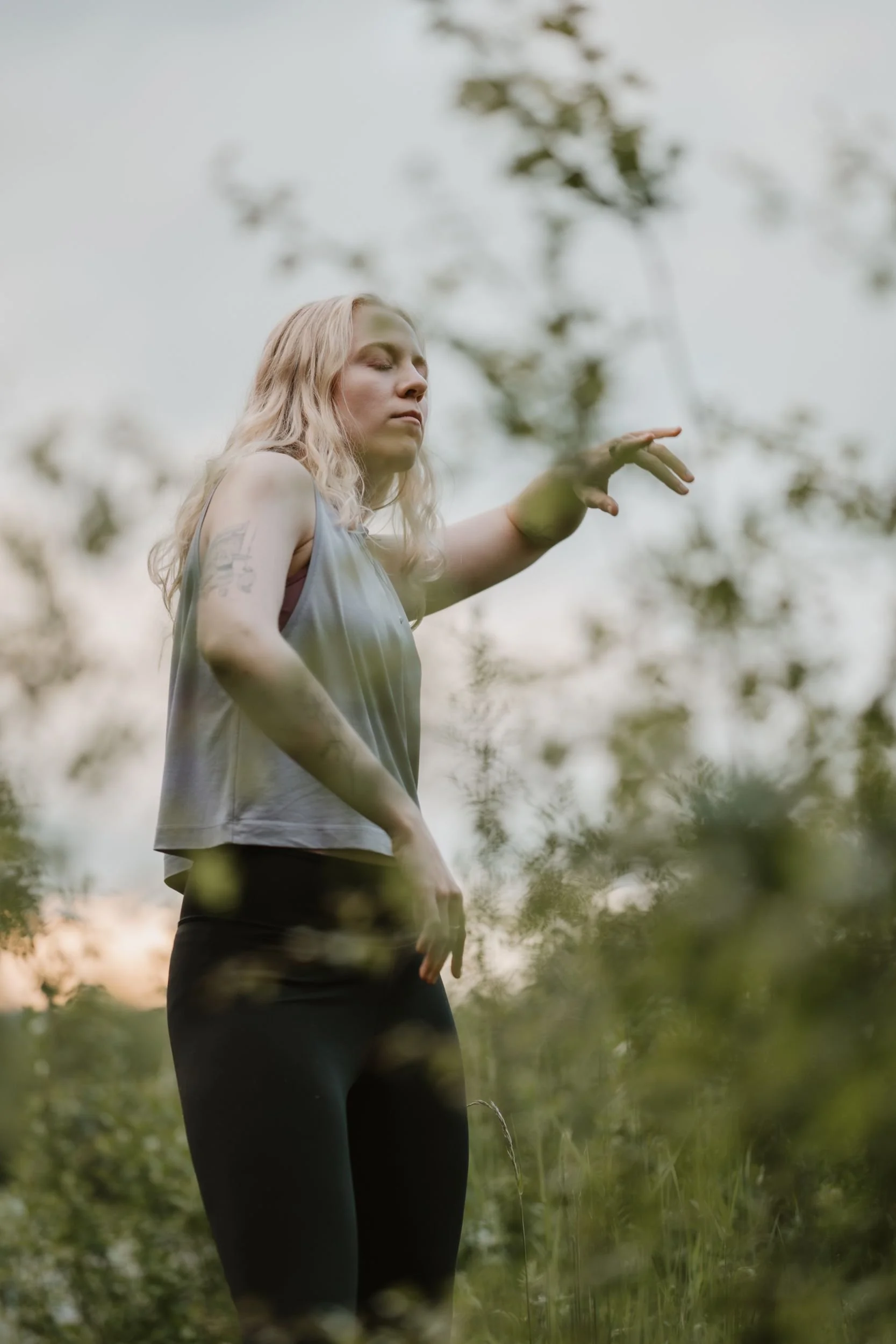 Leona Roes bewegt sich achtsam in der Natur und folgt den Impulsen ihres Körpers im Somatic Yoga.