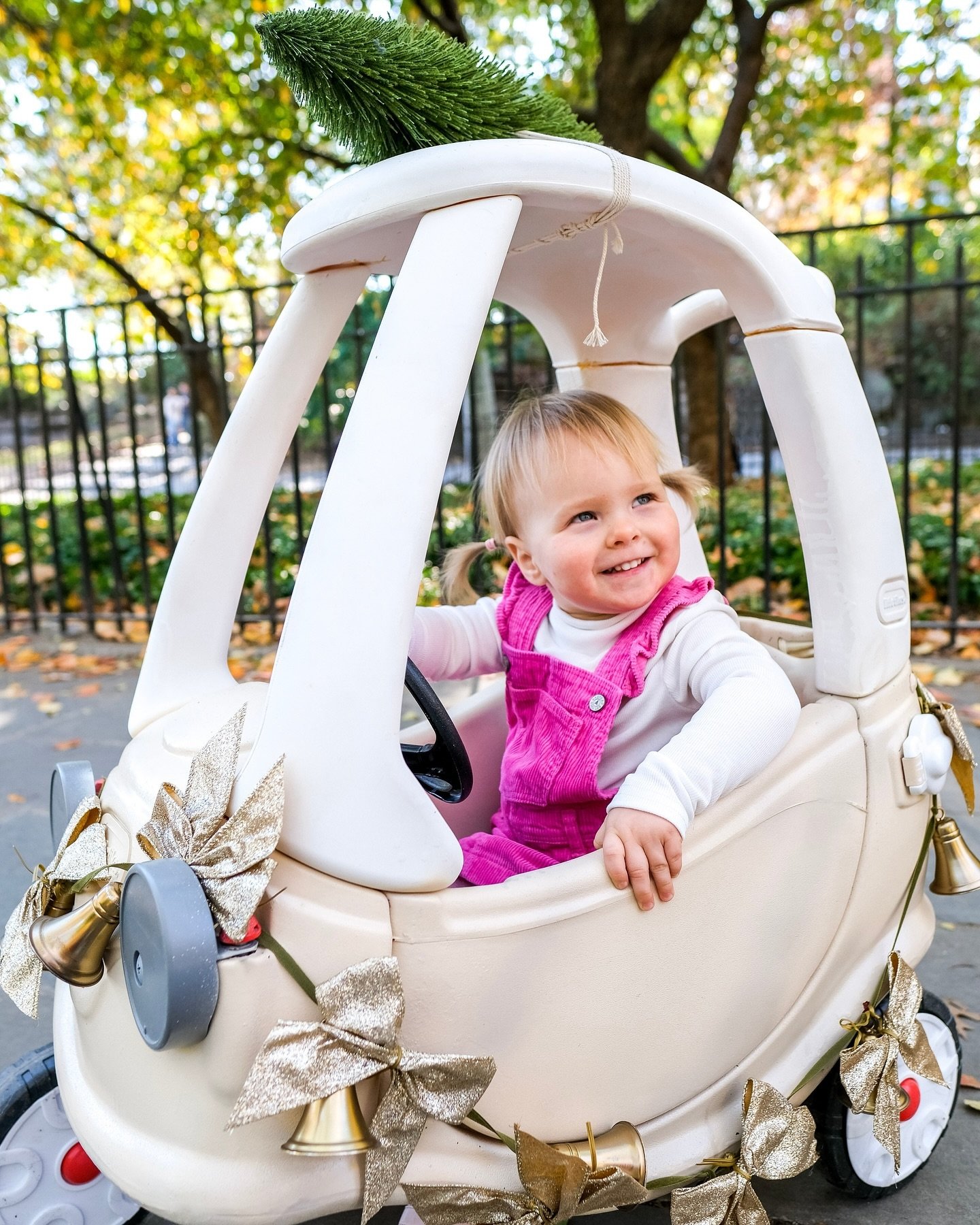 I promise your smile will grow three sizes after looking through this gallery of Daphne and her parents. She wasn&rsquo;t sure about the camera at first, but with a little time and a buddy from school she removed her layers and absolutely shined! 💖
