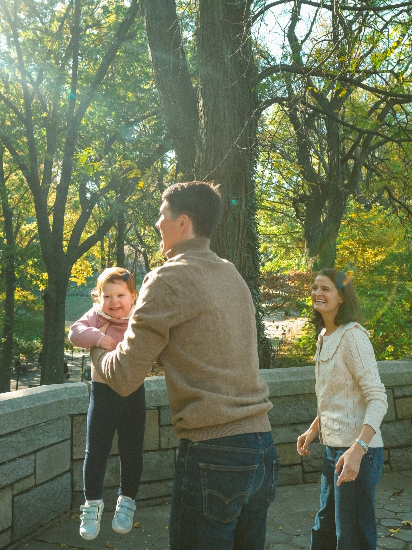 Freezing time the way it actually is&hellip; that&rsquo;s my favorite way to photograph families. Because that&rsquo;s all we want to remember when their tiny hands and feet and nose aren&rsquo;t so tiny anymore. 

This adorable family is a whole lot