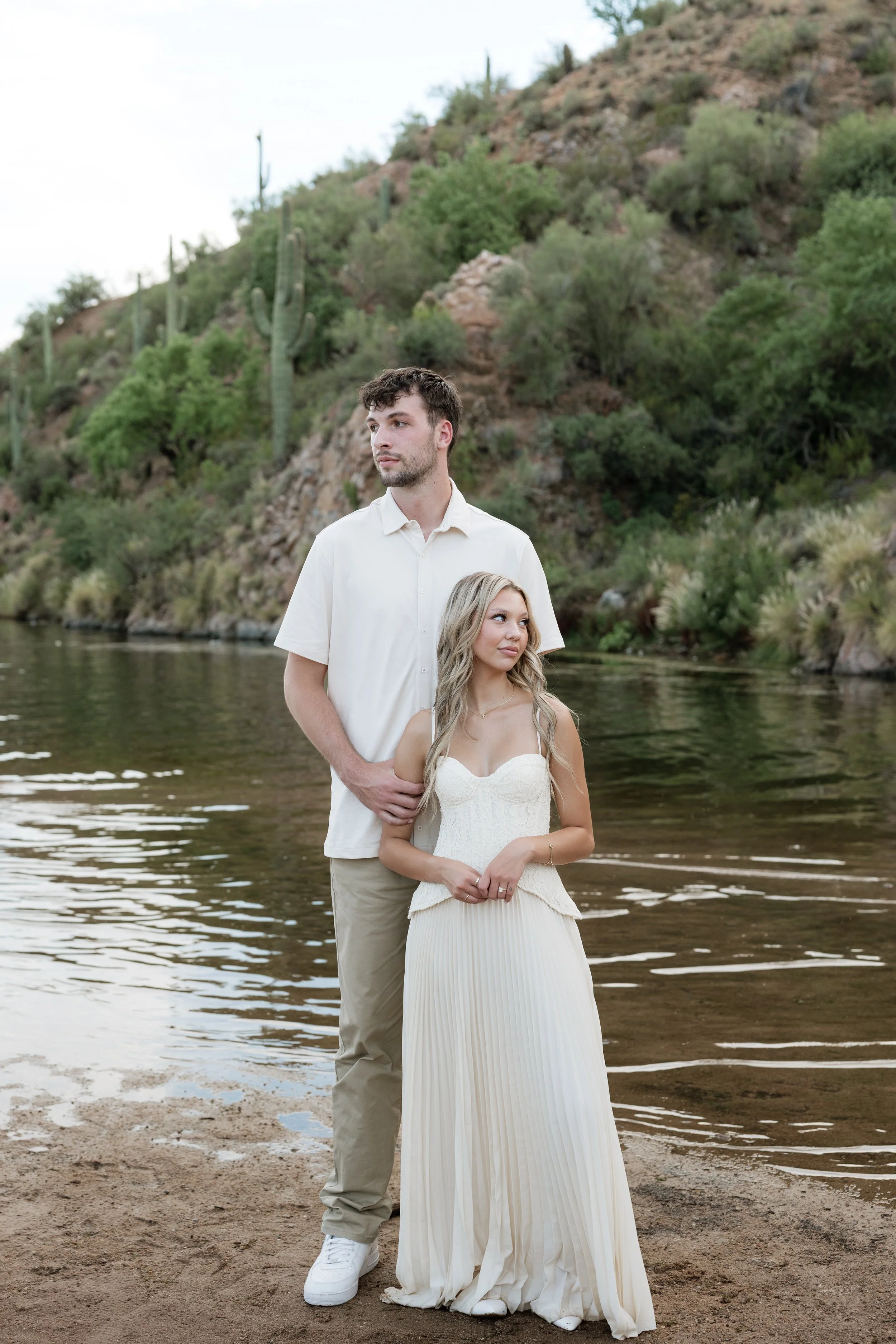 arizona photographer posing a couple with a large height difference