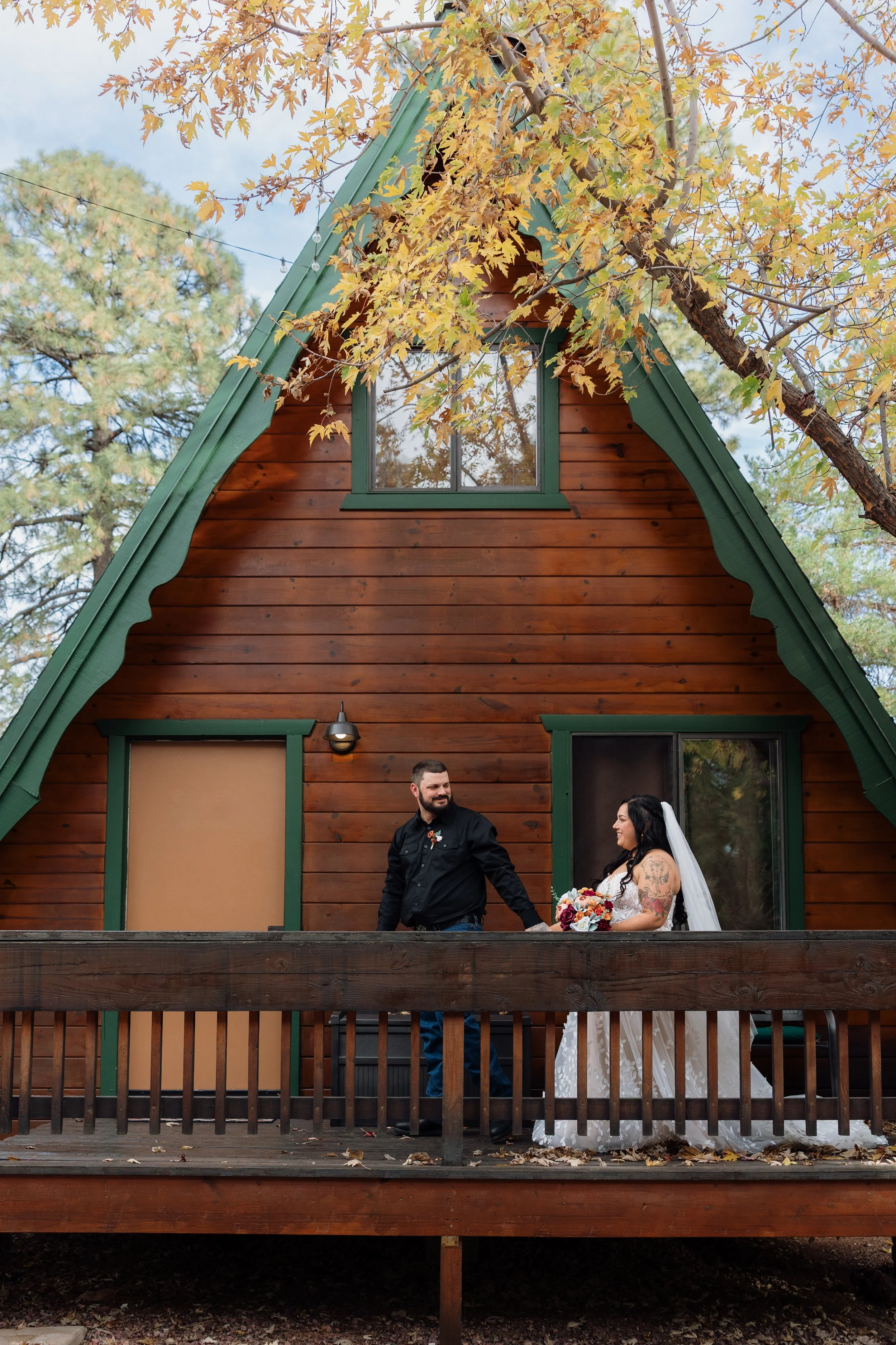 bride and groom photos at a cabin in strawberry arizona
