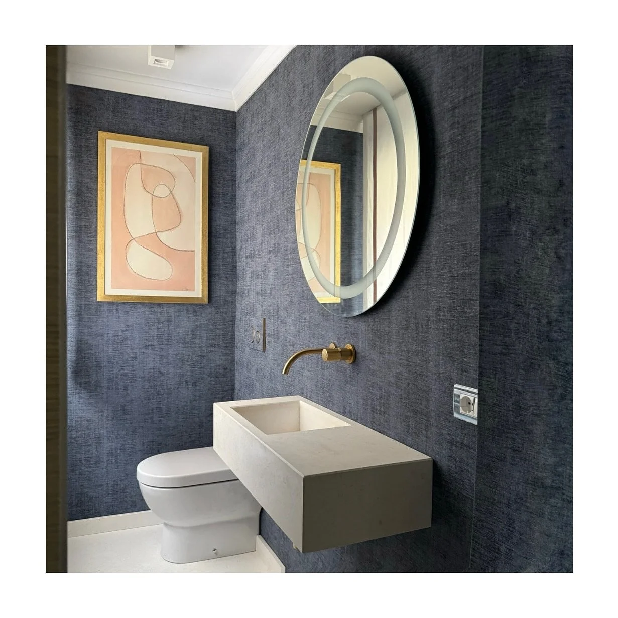 Un piccolo bagno ospiti che unisce funzionalit&agrave; e stile nel centro di Firenze. La combinazione di texture materiche, il lavabo monolitico sospeso e i dettagli in ottone creano un ambiente accogliente, perfetto per sorprendere anche in uno spaz