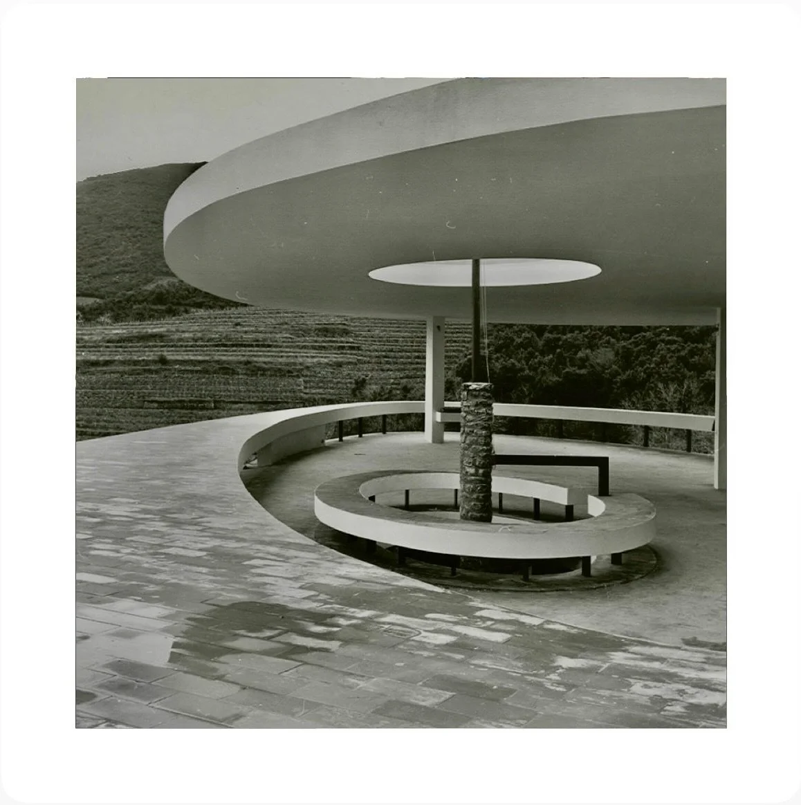 VILLA BALMAIN

Commissionata da Pierre Balmain e progettata dal visionario architetto italiano Leonardo Ricci, Villa Balmain fu costruita sull&rsquo;Isola d&rsquo;Elba tra il 1958 e il 1960 . 
La Villa, costruita in granito locale e calcestruzzo arma