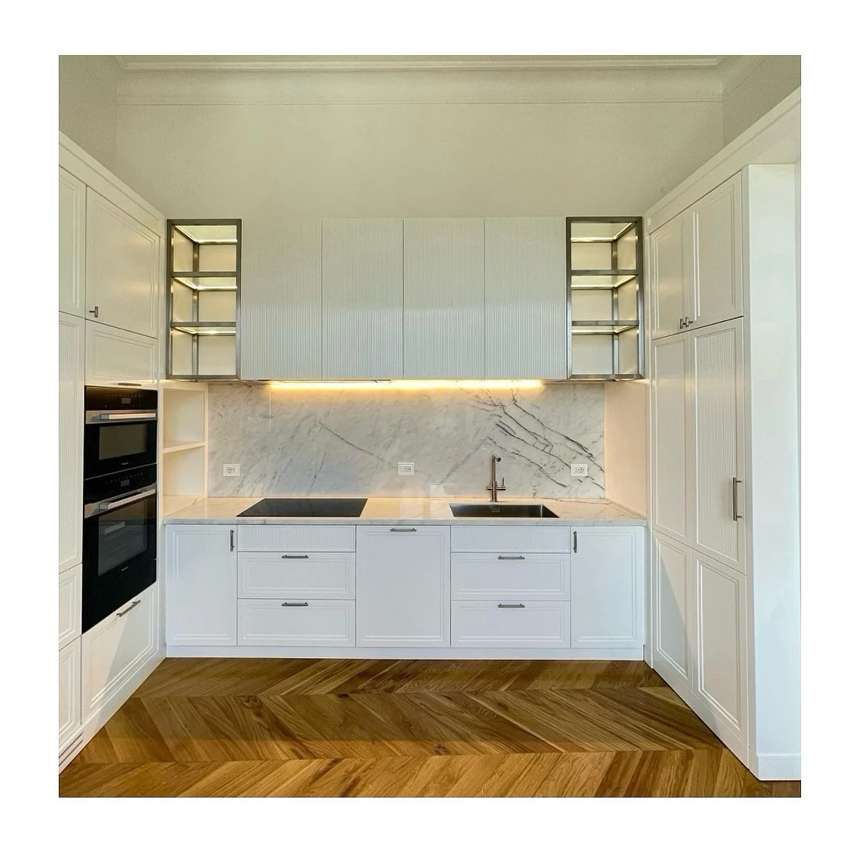 Un progetto sartoriale per un appartamento a Firenze, dove materiali nobili e soluzioni funzionali si integrano in un linguaggio pulito e contemporaneo. Una cucina che unisce rigore formale e calore domestico. 
Materiali: 
marmo LILAC WHITE
laccatura