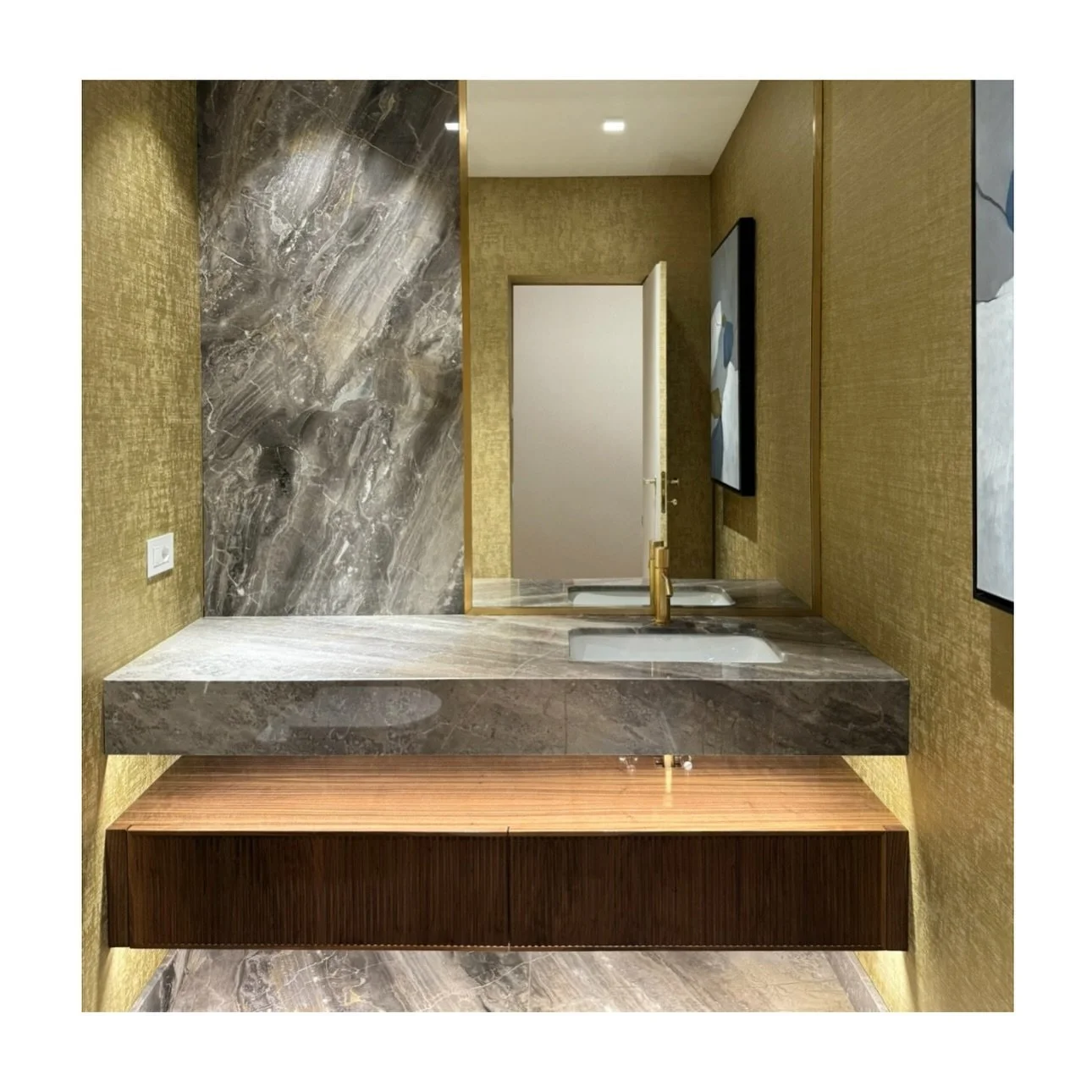 Progetto abitazione privata 
Particolare bagno ospiti 

Materiali 
-carta da parati 
-mobile in palissandro fiammato 
-marmo arabescato orobico