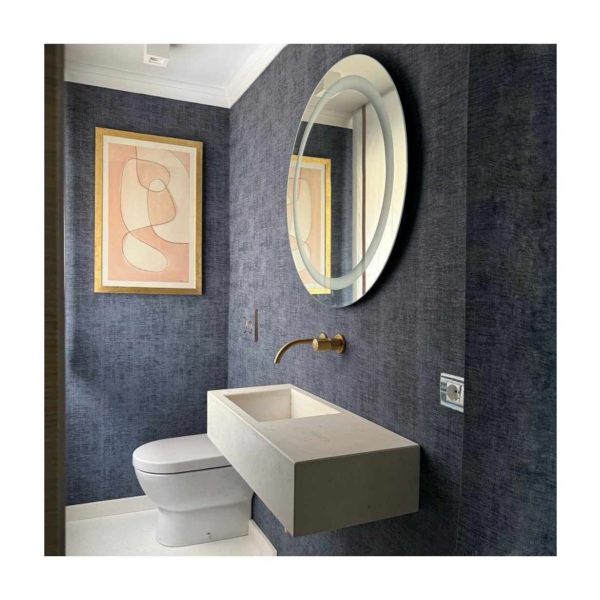 Un piccolo bagno ospiti che unisce funzionalit&agrave; e stile nel centro di Firenze. La combinazione di texture materiche, il lavabo monolitico sospeso e i dettagli in ottone creano un ambiente accogliente, perfetto per sorprendere anche in uno spaz