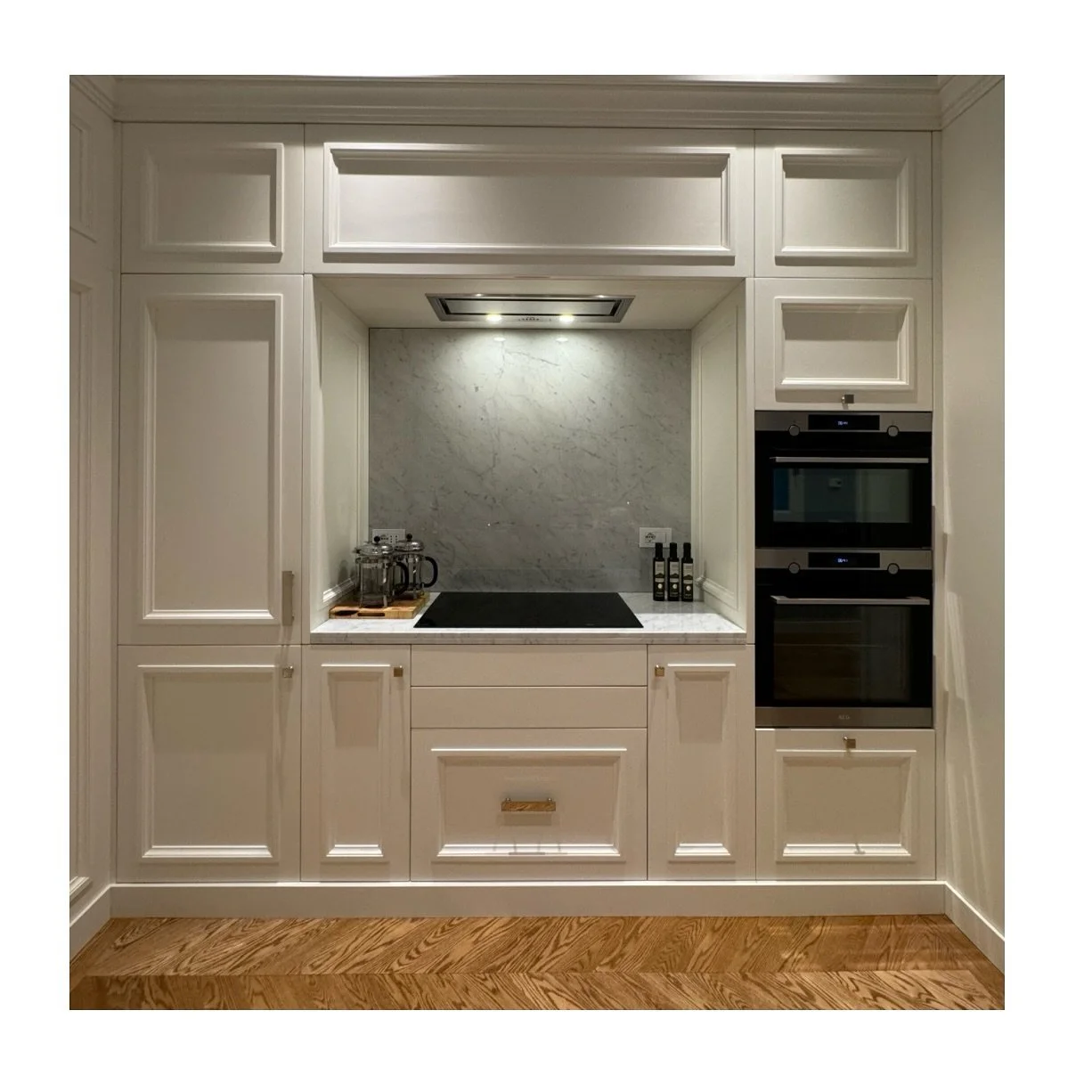 | La cucina, disegnata su misura, si articola tra due ambienti comunicanti creando cos&igrave; due zone , una dedicata alla preparazione dei cibi e l&rsquo;altra alla convivialit&agrave; .