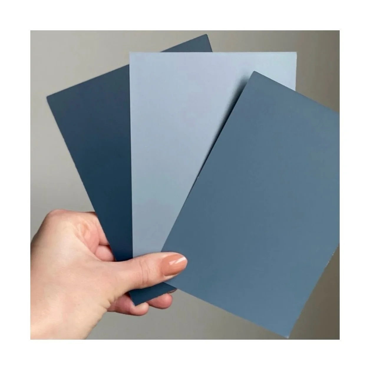 Scelte di colore per interni che fanno la
differenza.
Tre varianti di blu per pareti, arredi o dettagli: scegli quella che meglio interpreta il tuo stile.