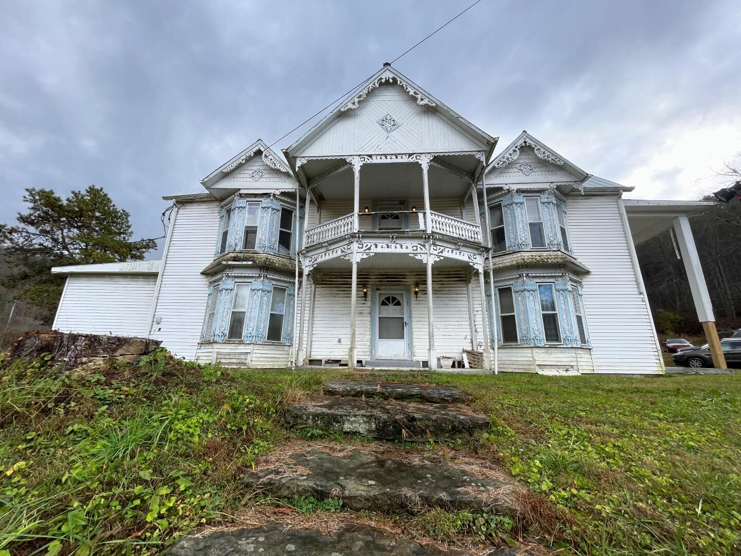 In one of our favorite cases from season two, we investigate the Chesnut House in search of the lost grave of an eccentric former resident. Wait until you see what the team uncovers! Tonight at 9pm PT/ET on T+E 📺 👻