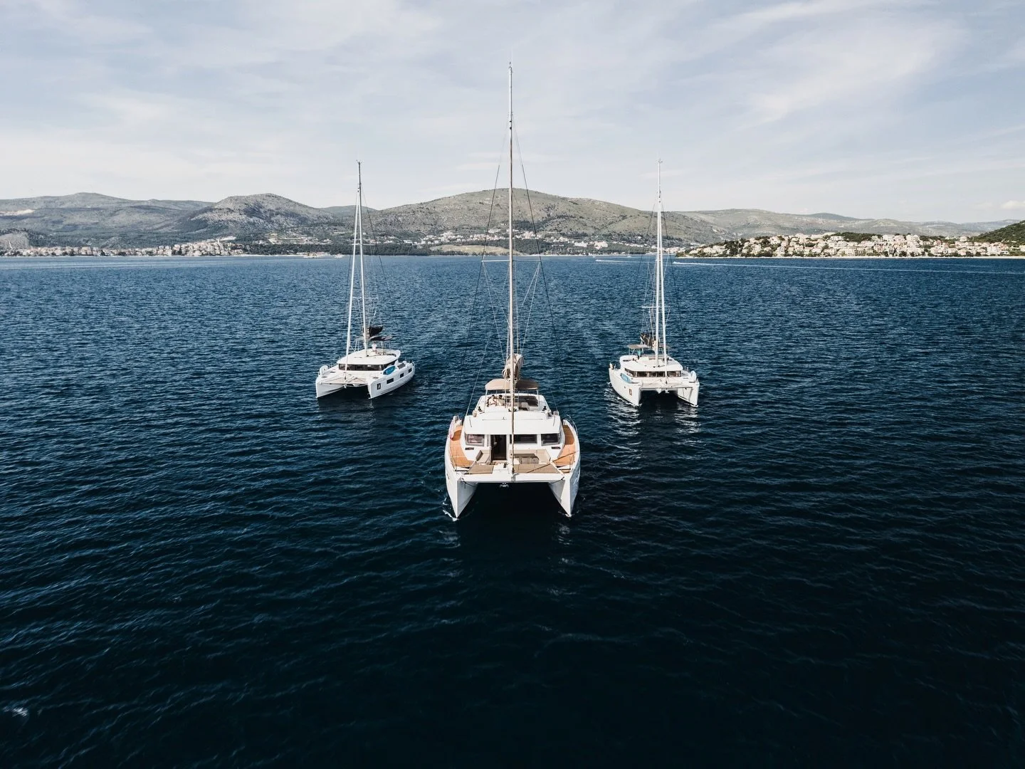 Sun above, sea below, pure sharpness in between. 💎
@bali.catamarans