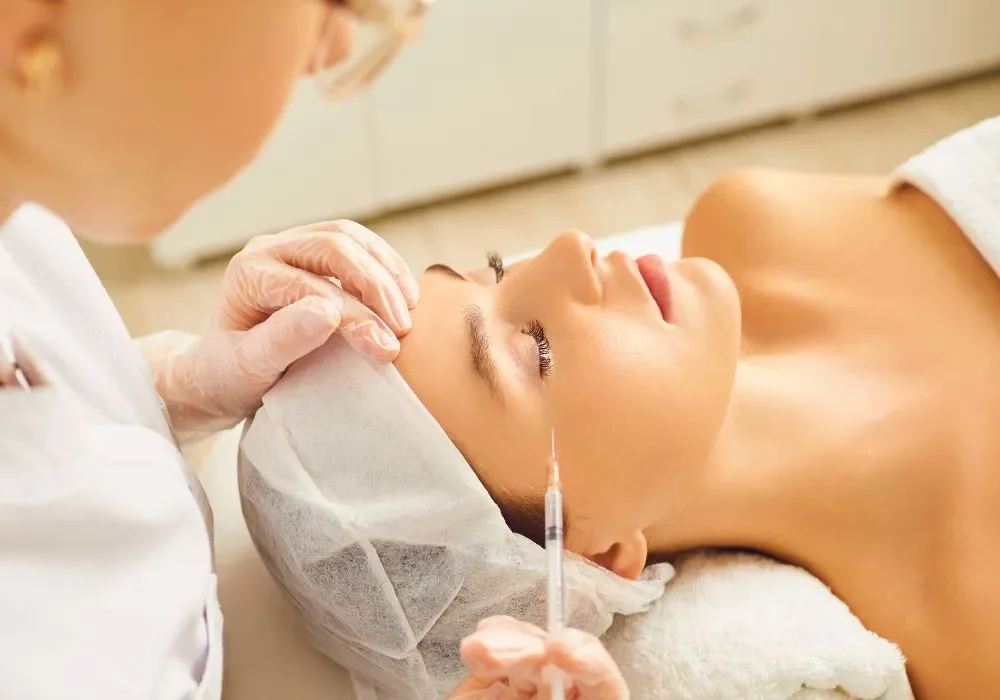 Procedură de injectare estetică realizată de un medic specialist pentru corecția ridurilor și volumizarea facială, asigurând rezultate naturale și sigure.