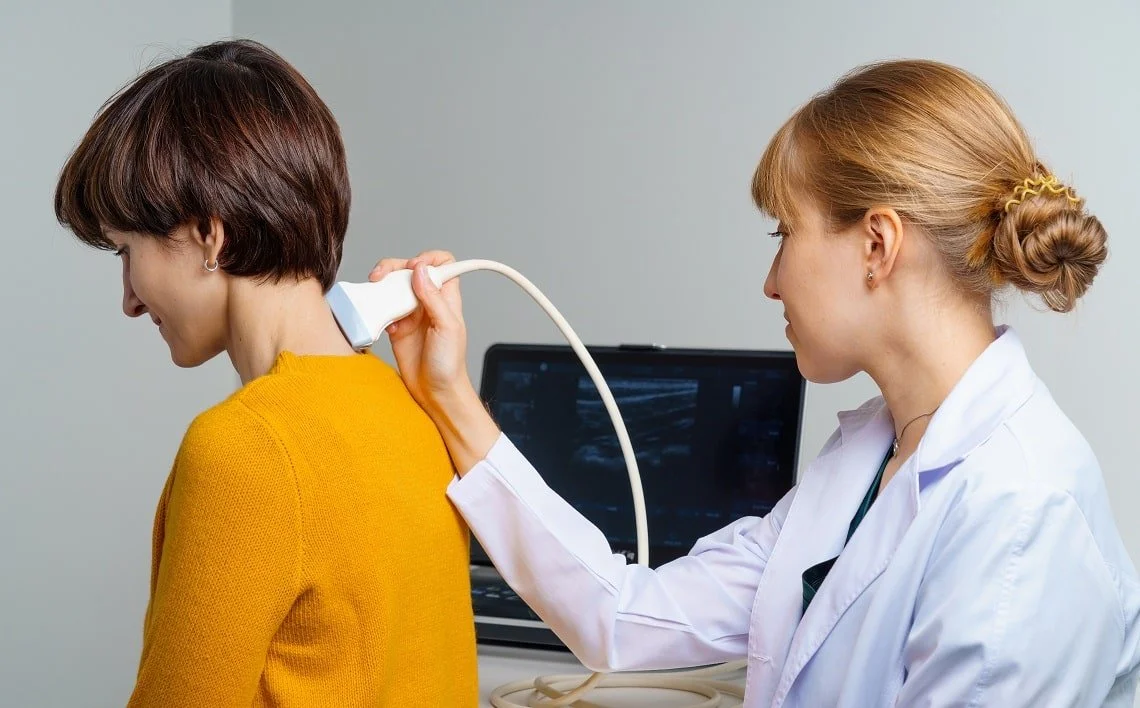 Investigație ecografică detaliată realizată de echipa medicală a Clinicii Primera, oferind diagnostic precis și suport emoțional pacientelor noastre într-un mediu sigur.