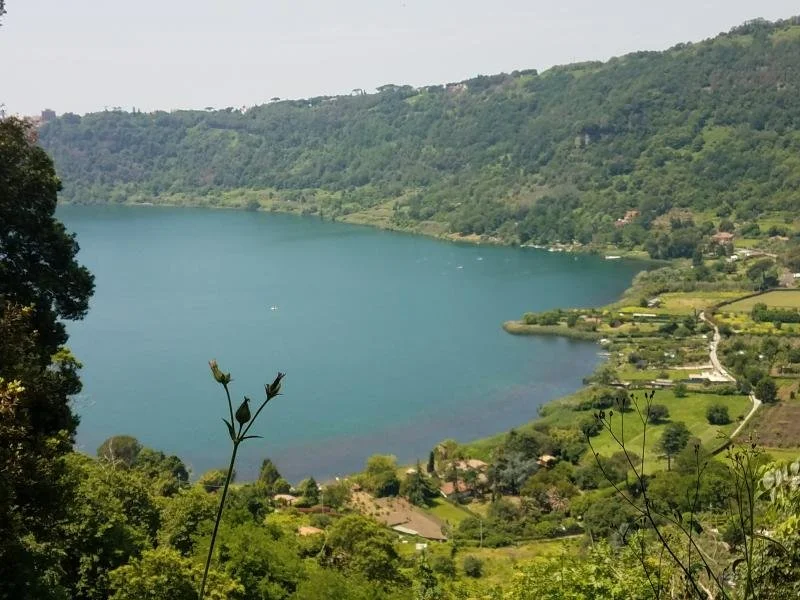 Lake_at_Nemi.4614001_std.jpg