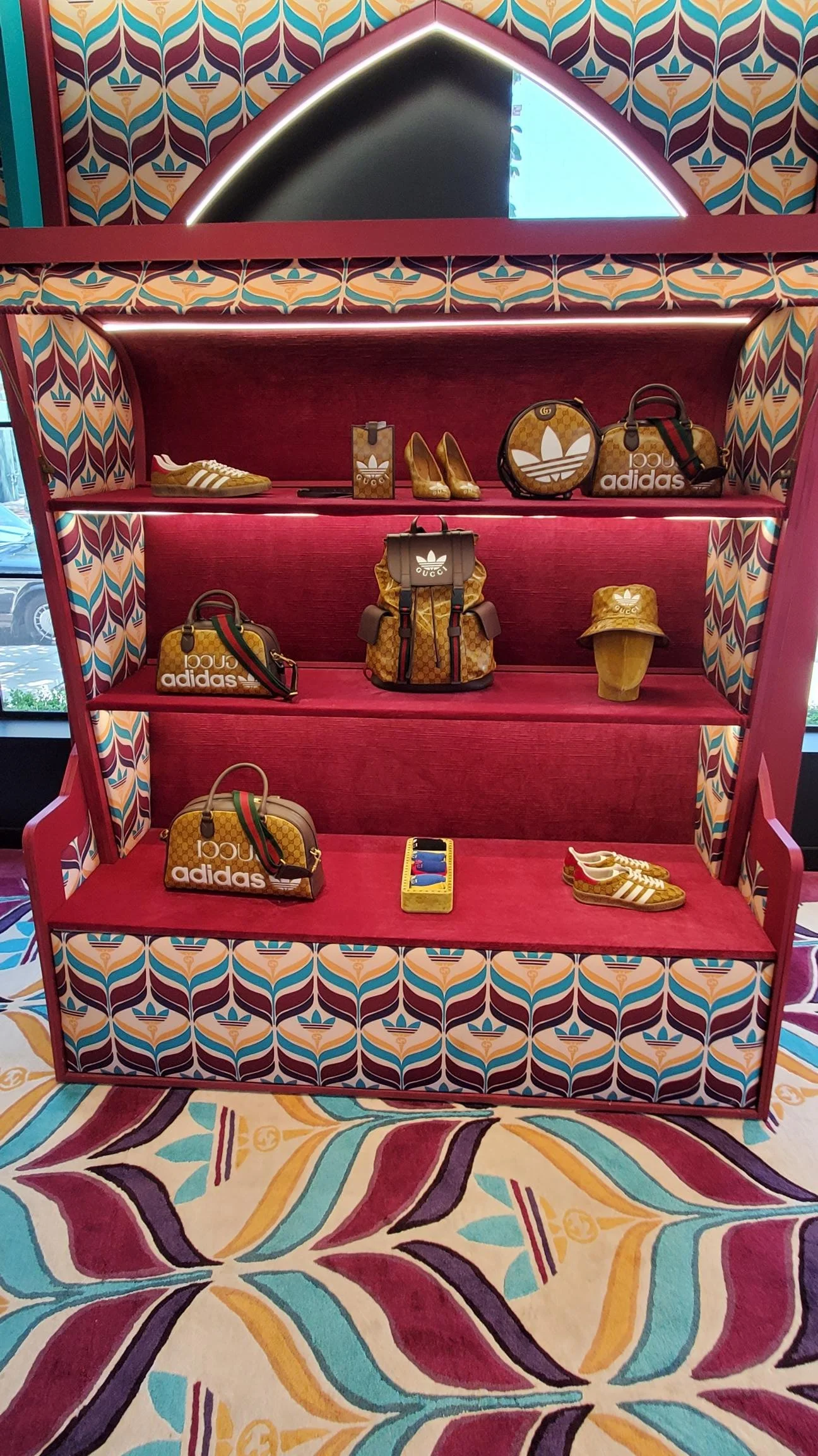 gucci_activation_retaildisplay_01.jpg