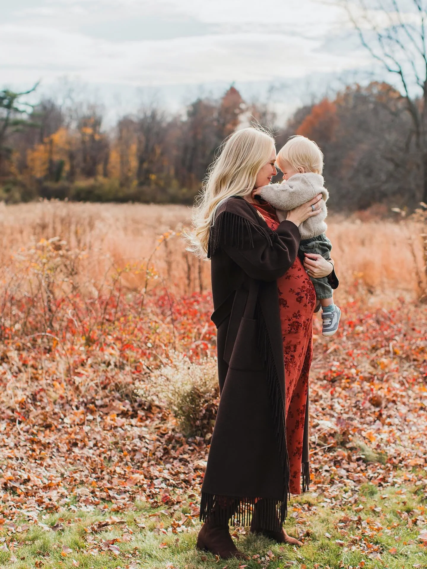 Rich hues of autumn foliage, cozy layers &amp; genuine family moments 🤎