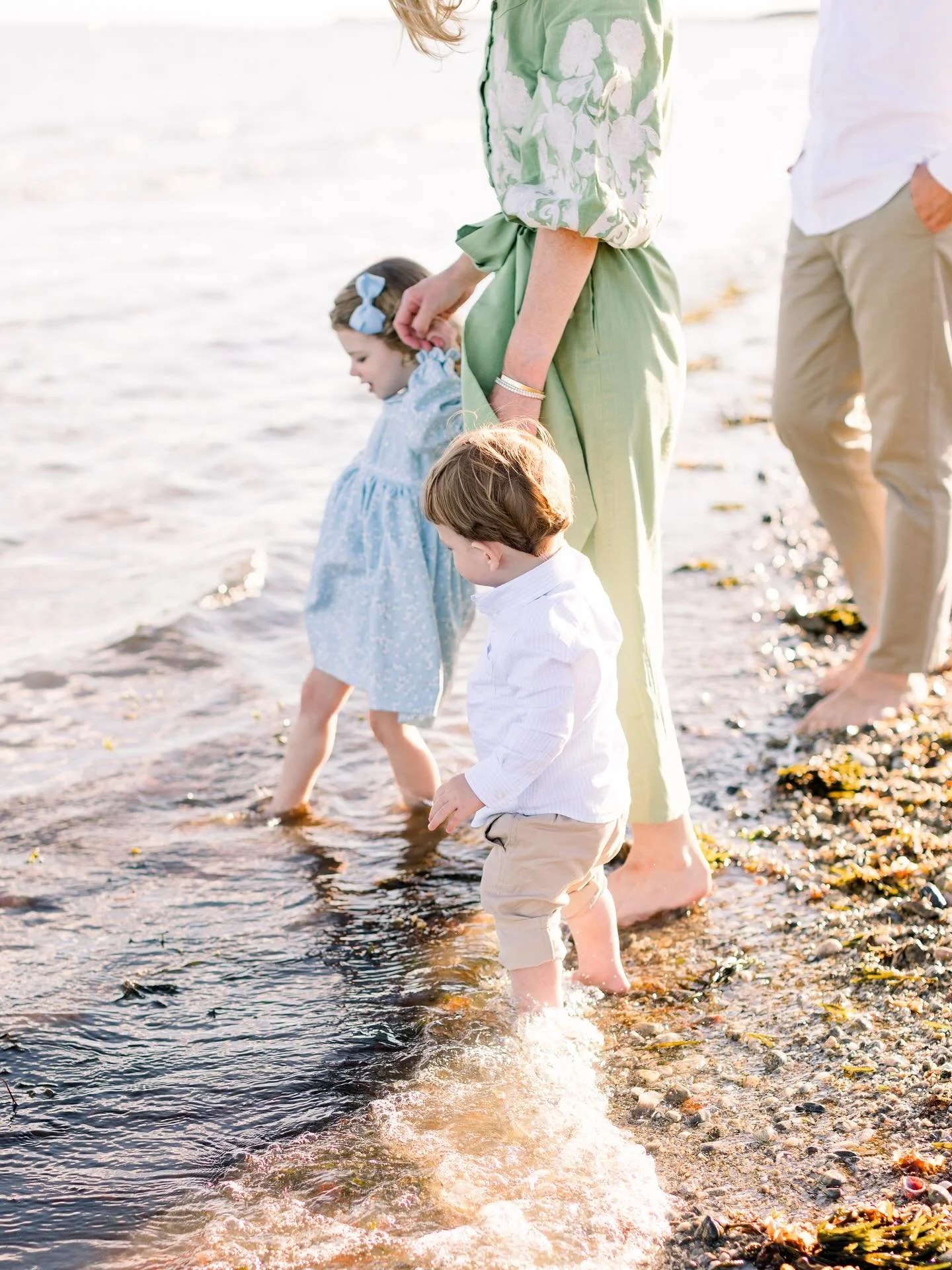 I love to capture the natural essence of your family at this exact time of life with your children, because it is ever so fleeting ✨ Snuggling, walking, playing, laughing&hellip;those playful moments in between are always my focus during bc a session