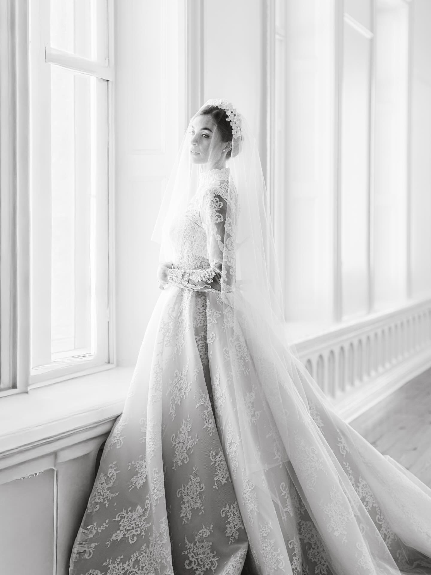 The most stunning bridal editorial - classic details, timeless design, &amp; restrained elegance 🤍

EDITORIAL CREDITS 

Planner/ designer  @sinclairandmoore

Florist  @maxowensdesign 

Stationery  @plumecalligraphy 

Venue @brasserie_la_banque

Cake