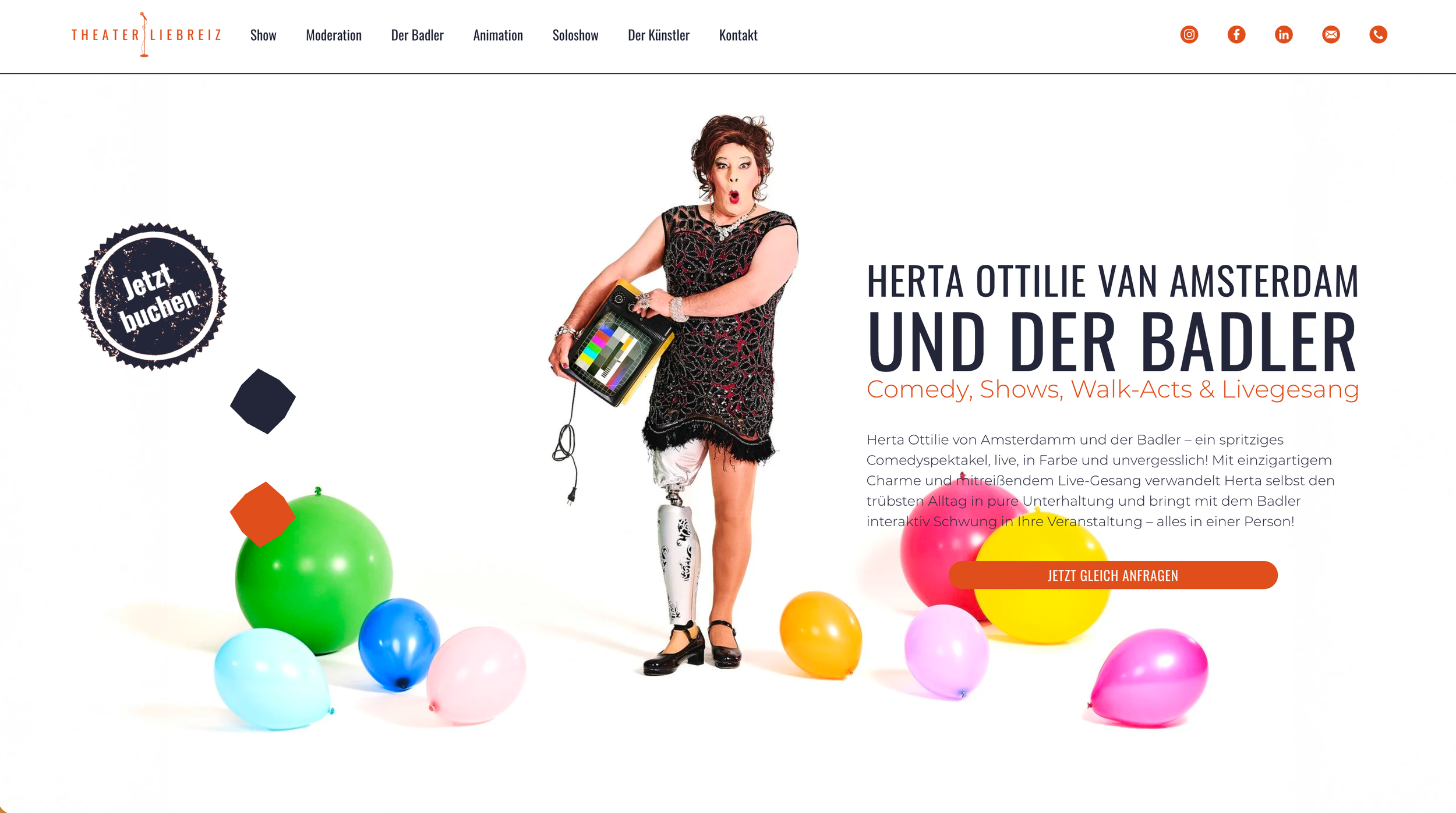 Herta Ottilie van Amsterdam in einem schwarzen Kleid mit roten Mustern steht auf einem weißen Hintergrund, umgeben von bunten Ballons. Sie hält einen gekrümmten Bildschirm in der Hand und macht eine überraschte Geste mit offenem Mund.