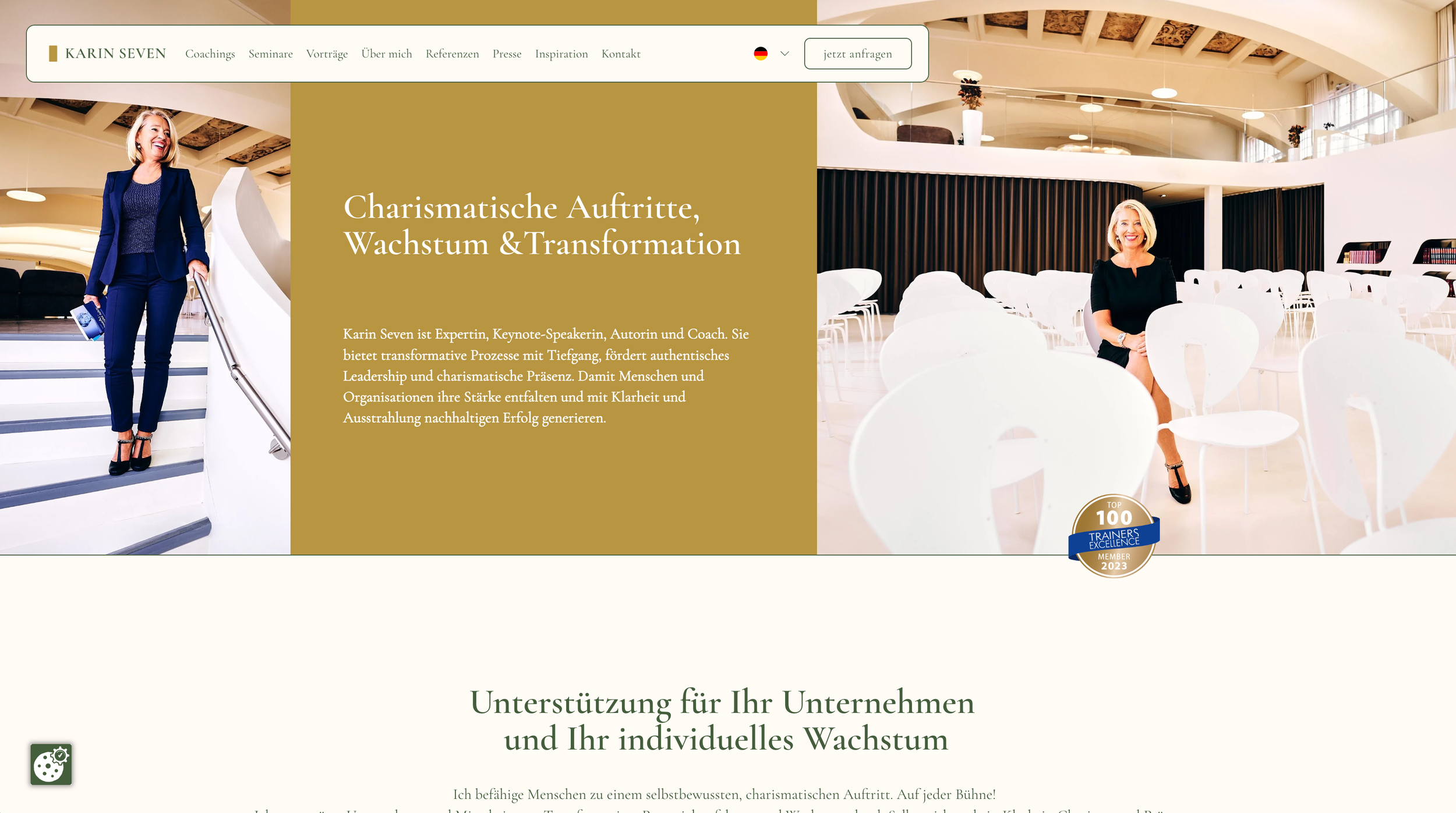 	Karin Seven in einem hellen, modernen Veranstaltungsraum. Auf der linken Seite trägt sie dunkelblaues Business-Outfit und geht die Treppe hinunter, auf der rechten Seite sitzt sie auf weißen Stühlen und trägt ein schwarzes Kleid.