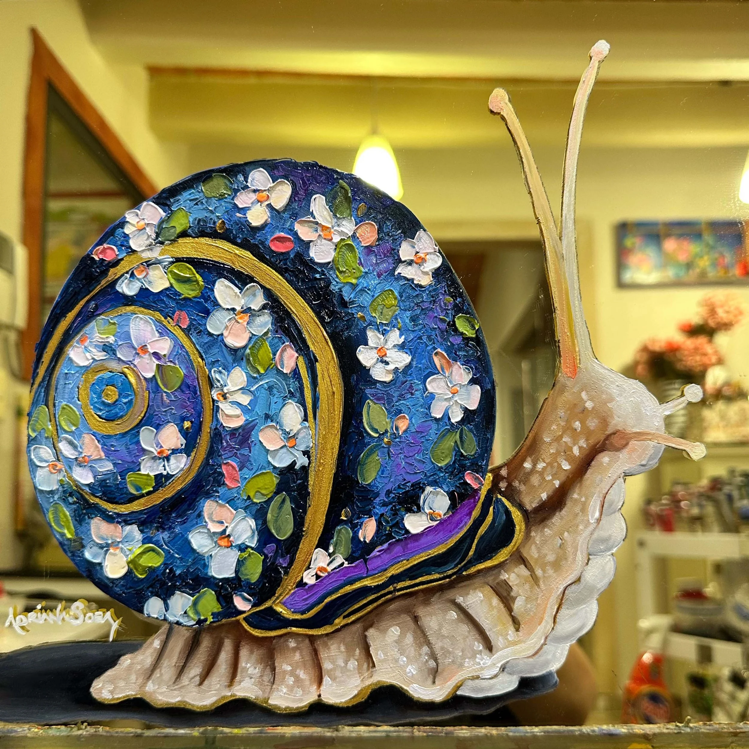 "Caracol". Óleo sobre plexiglas dorado, técnica mixta, 30x30 cm. 