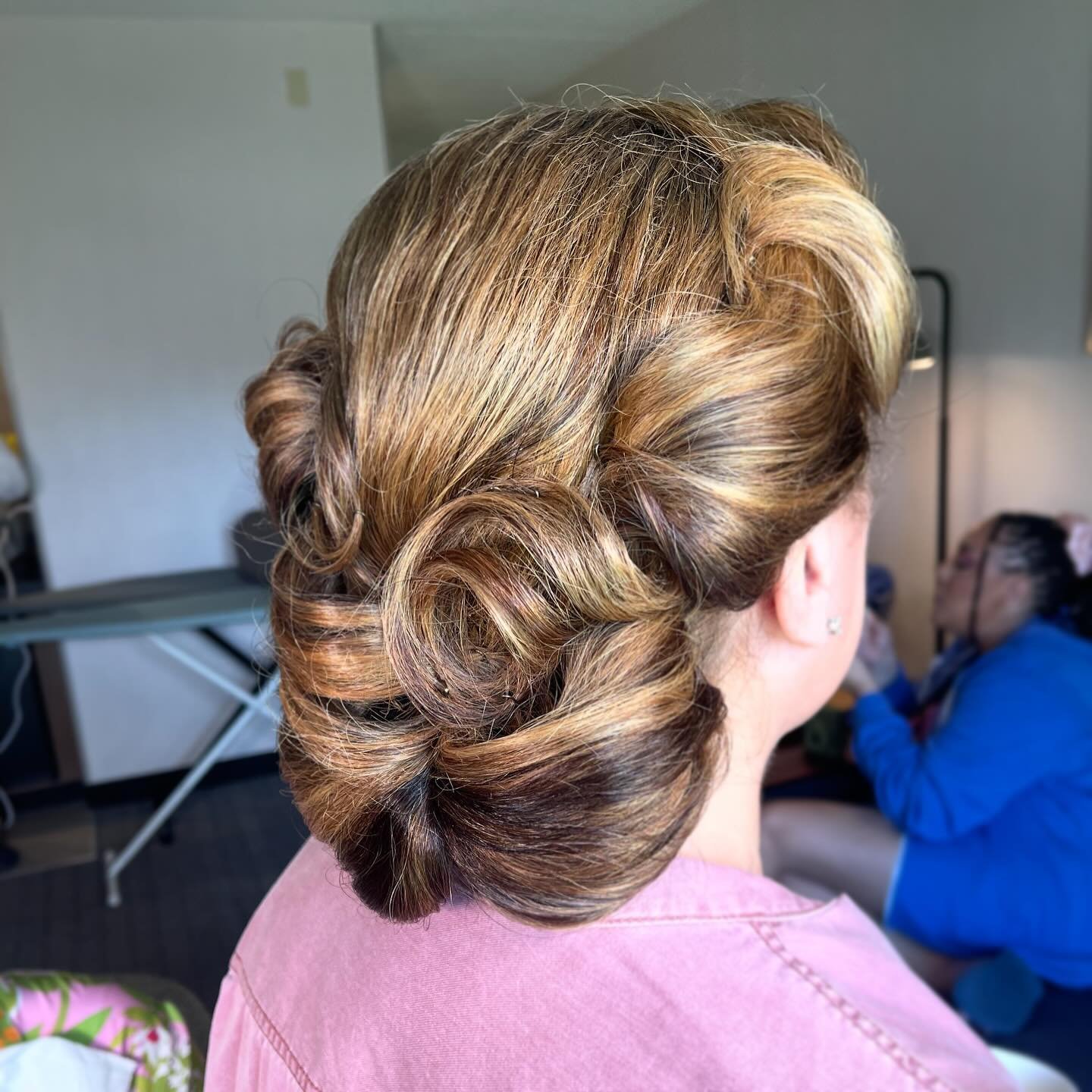 We love bringing your hair visions to life! Obsessed with this vintage updo 😍
.
Hair: Jenny
Venue: @whitbycastle